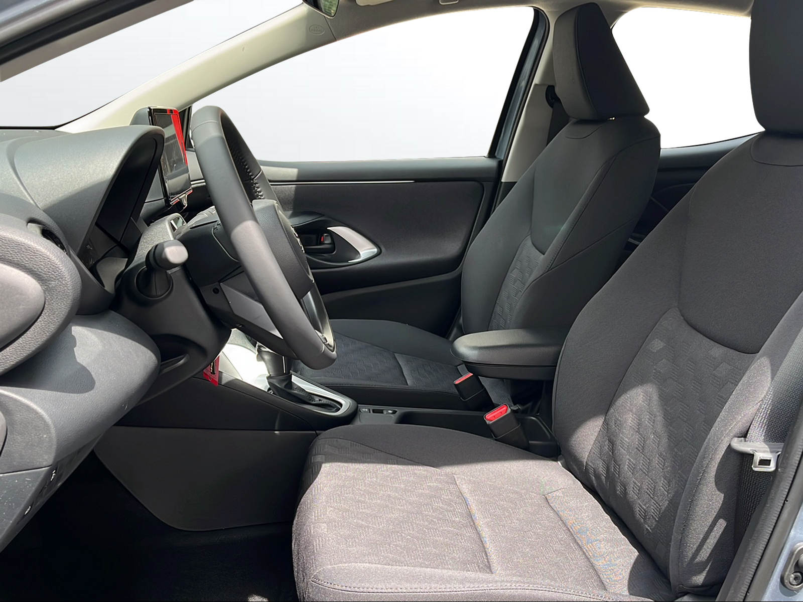 TOYOTA Yaris 1.5 Comfort e-CVT-image-6