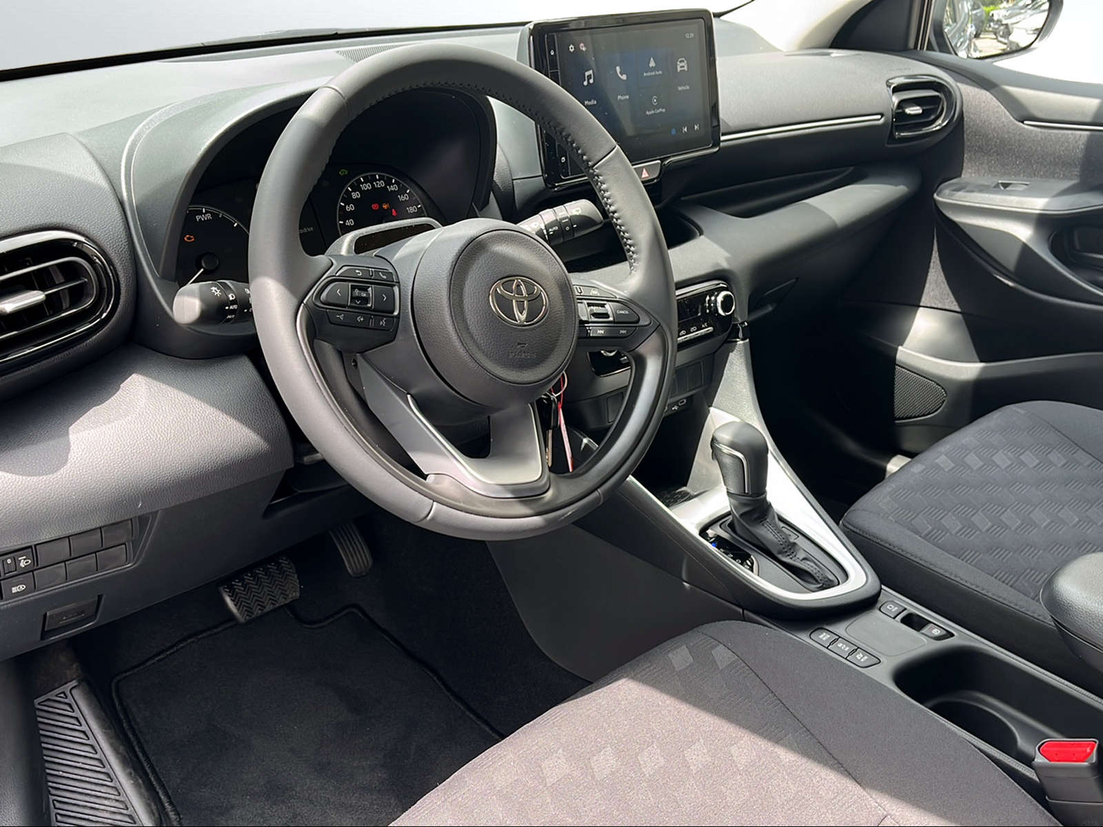 TOYOTA Yaris 1.5 Comfort e-CVT-image-5