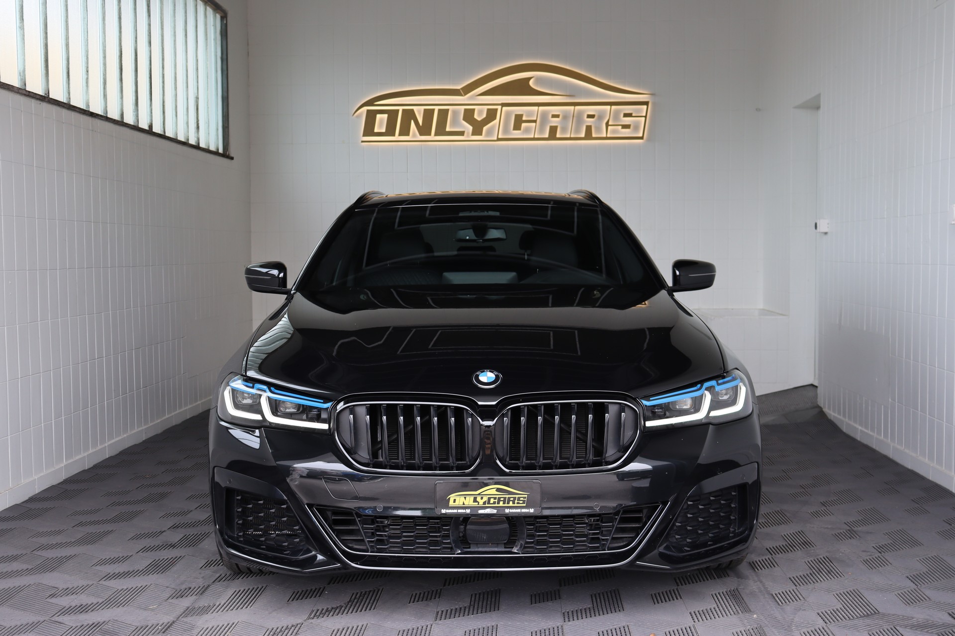 BMW 540i xDrive 48V Touring Pure M Sport Steptronic-showroom-element-1