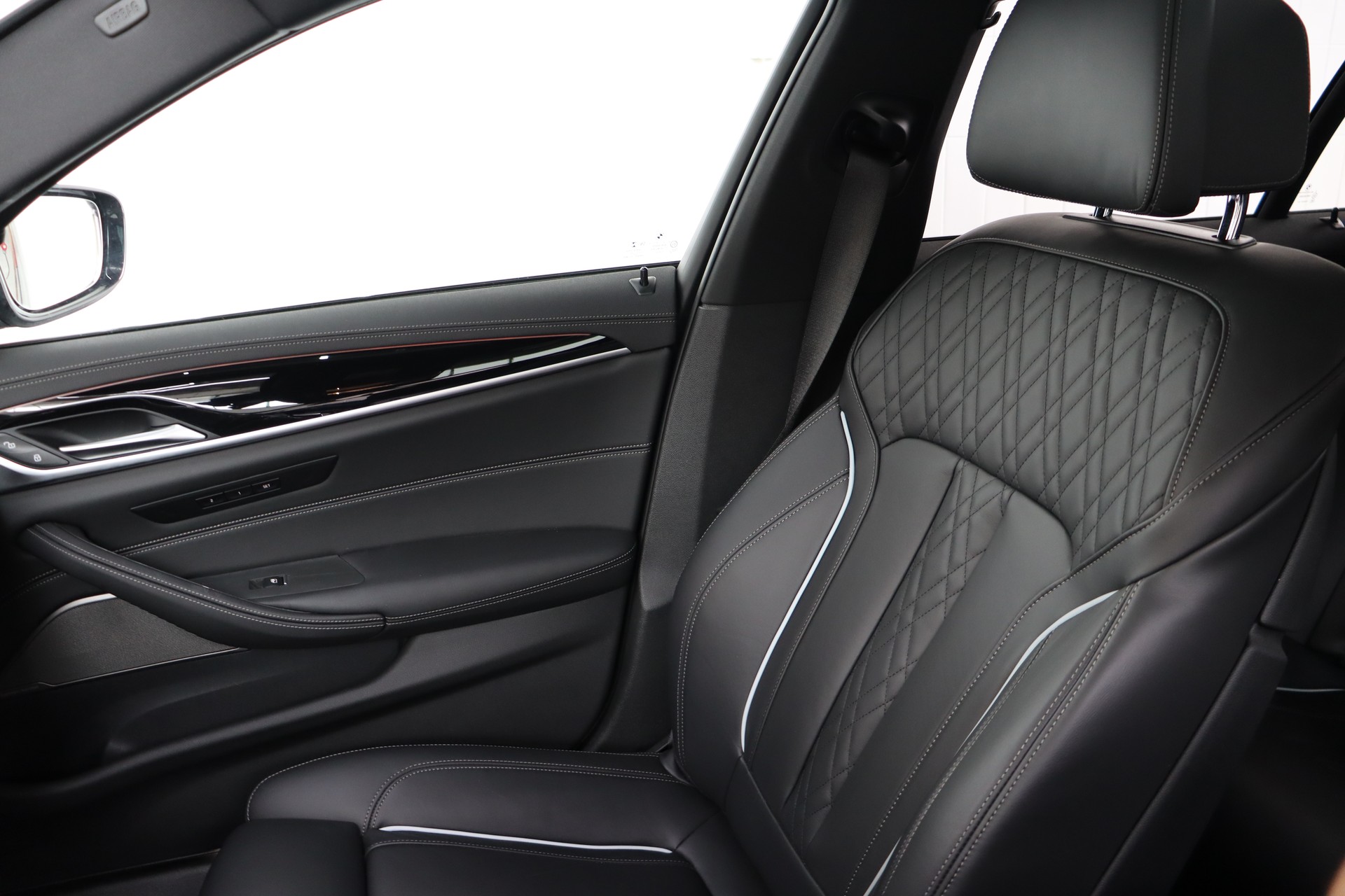BMW 540i xDrive 48V Touring Pure M Sport Steptronic-image-24