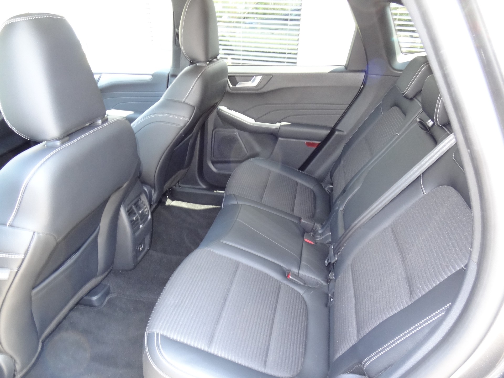 FORD Kuga 2.5 FHEV Titanium 4WD-image-12