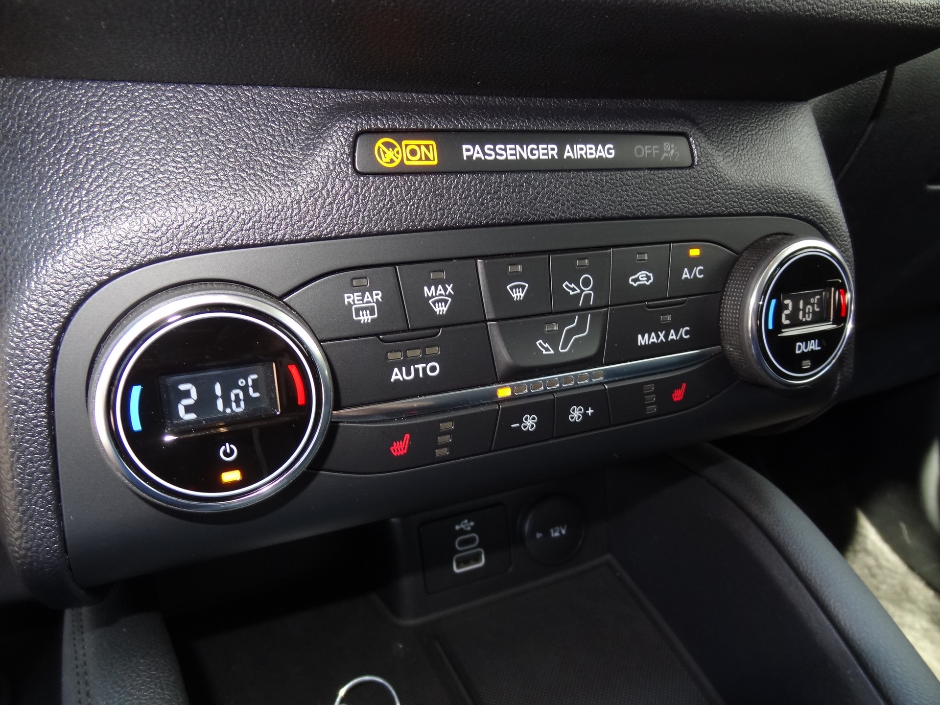 FORD Kuga 2.5 FHEV Titanium 4WD-image-10