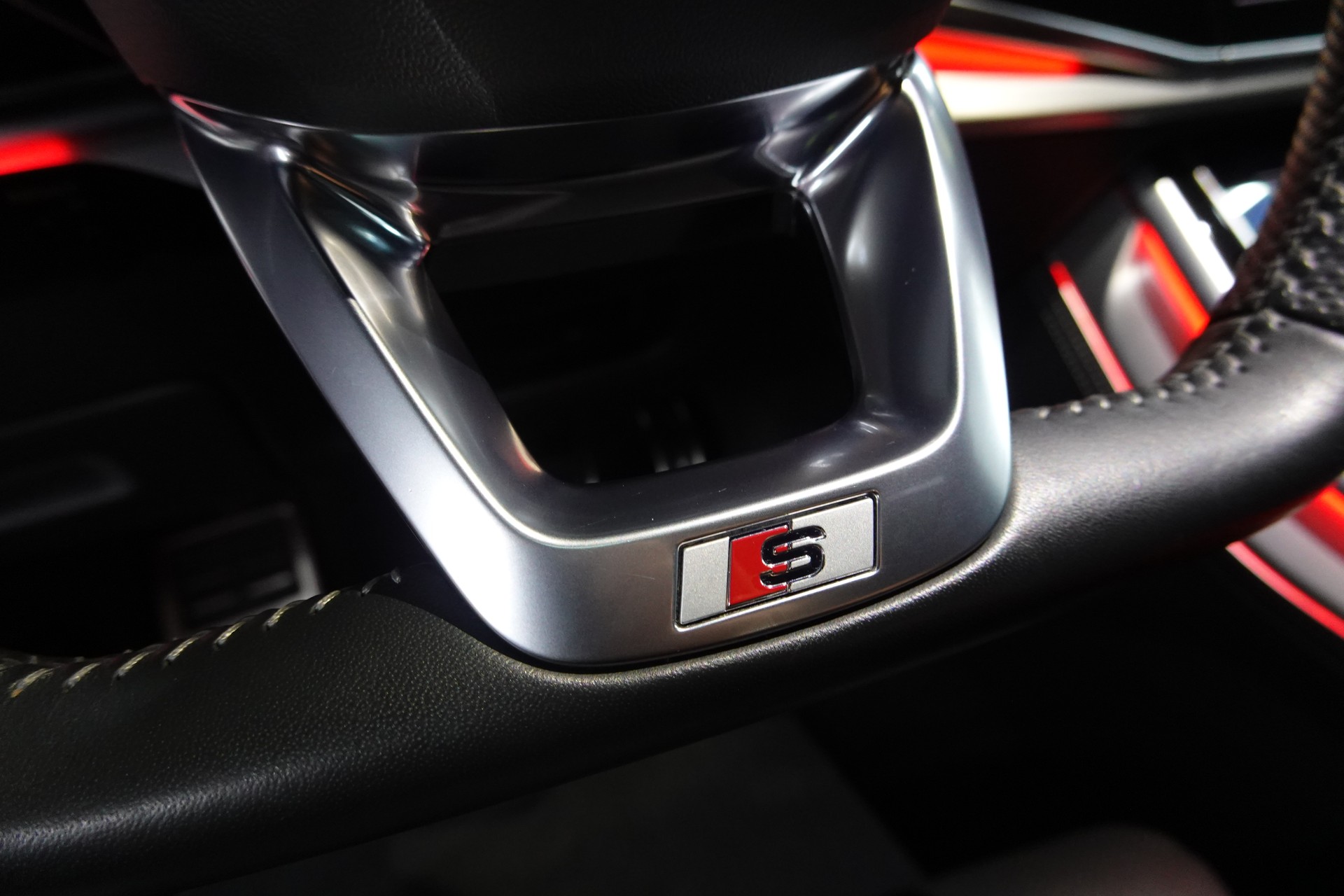 AUDI Q8 50 TDI QUATTRO TIPTRONIC FULL CH-FZ BLACK 23"SANSAR-image-35
