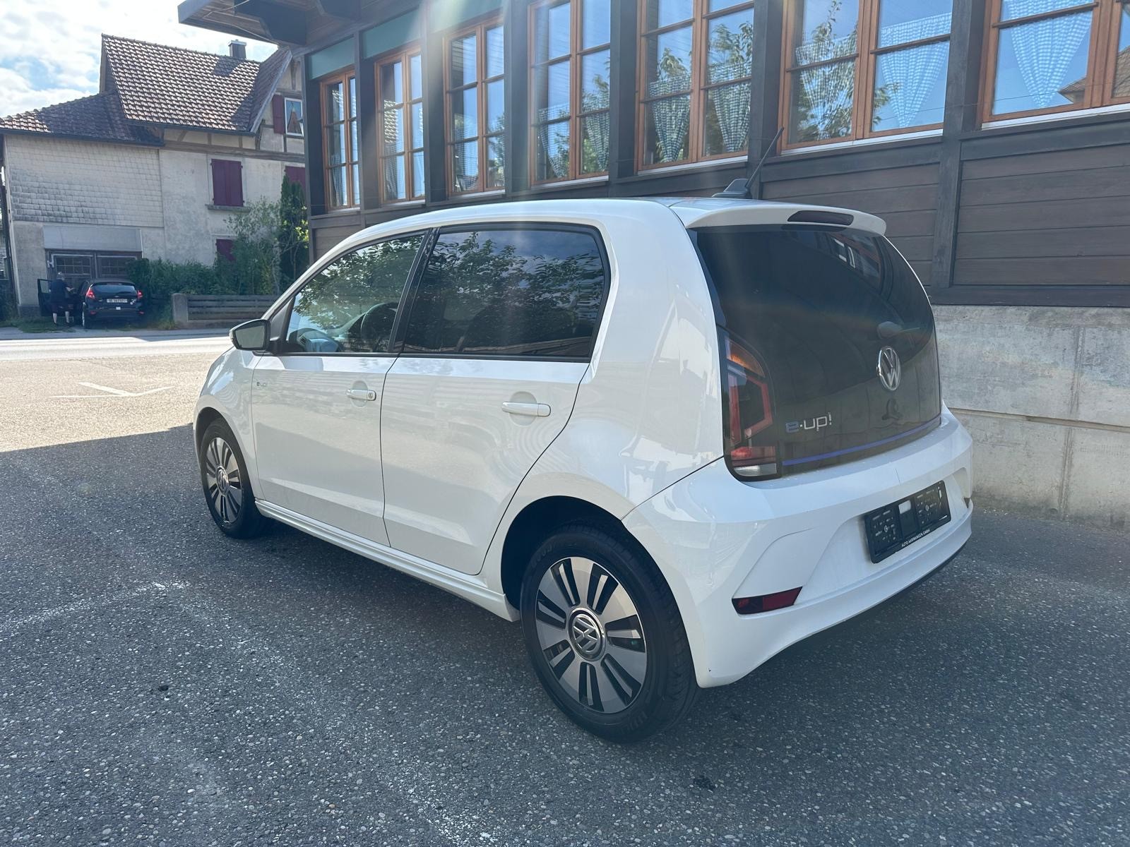 VW e-Up-showroom-element-3