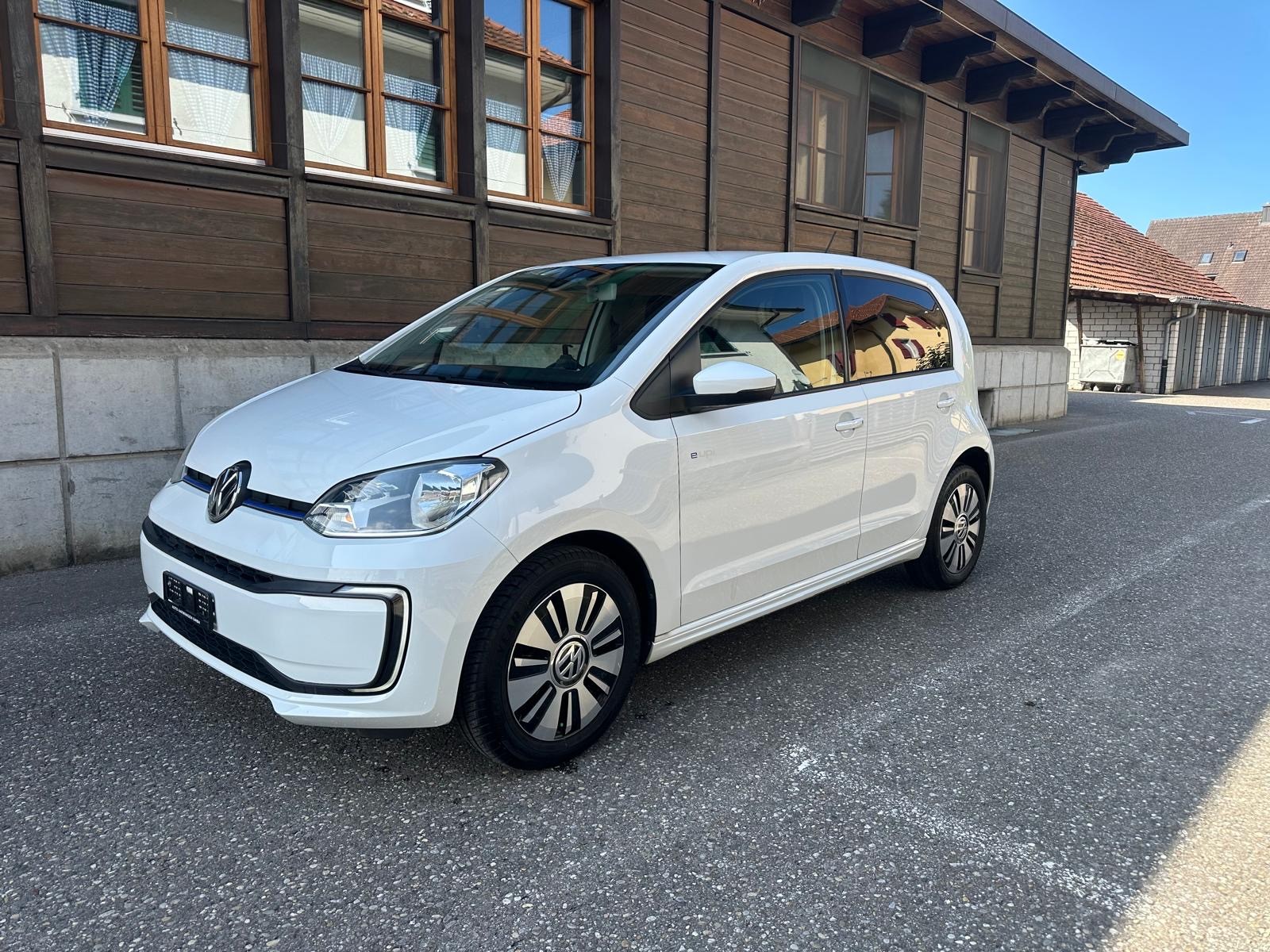 VW e-Up-showroom-element-1