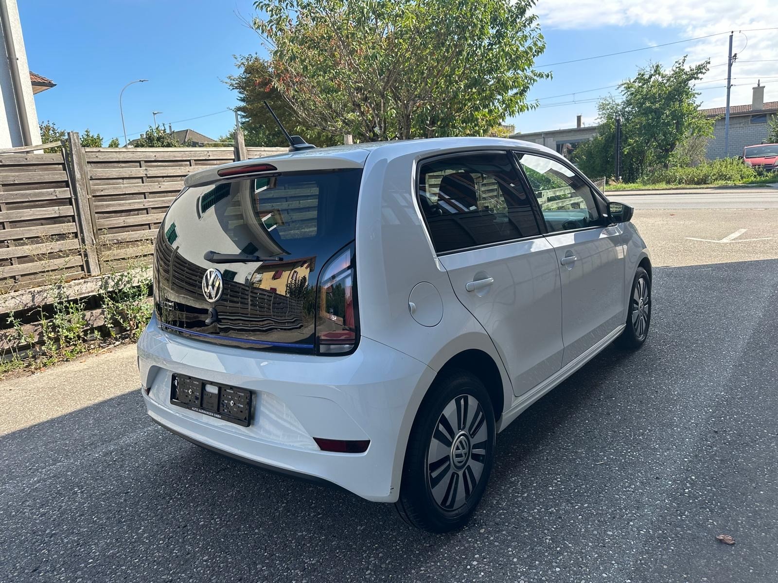 VW e-Up-showroom-element-2