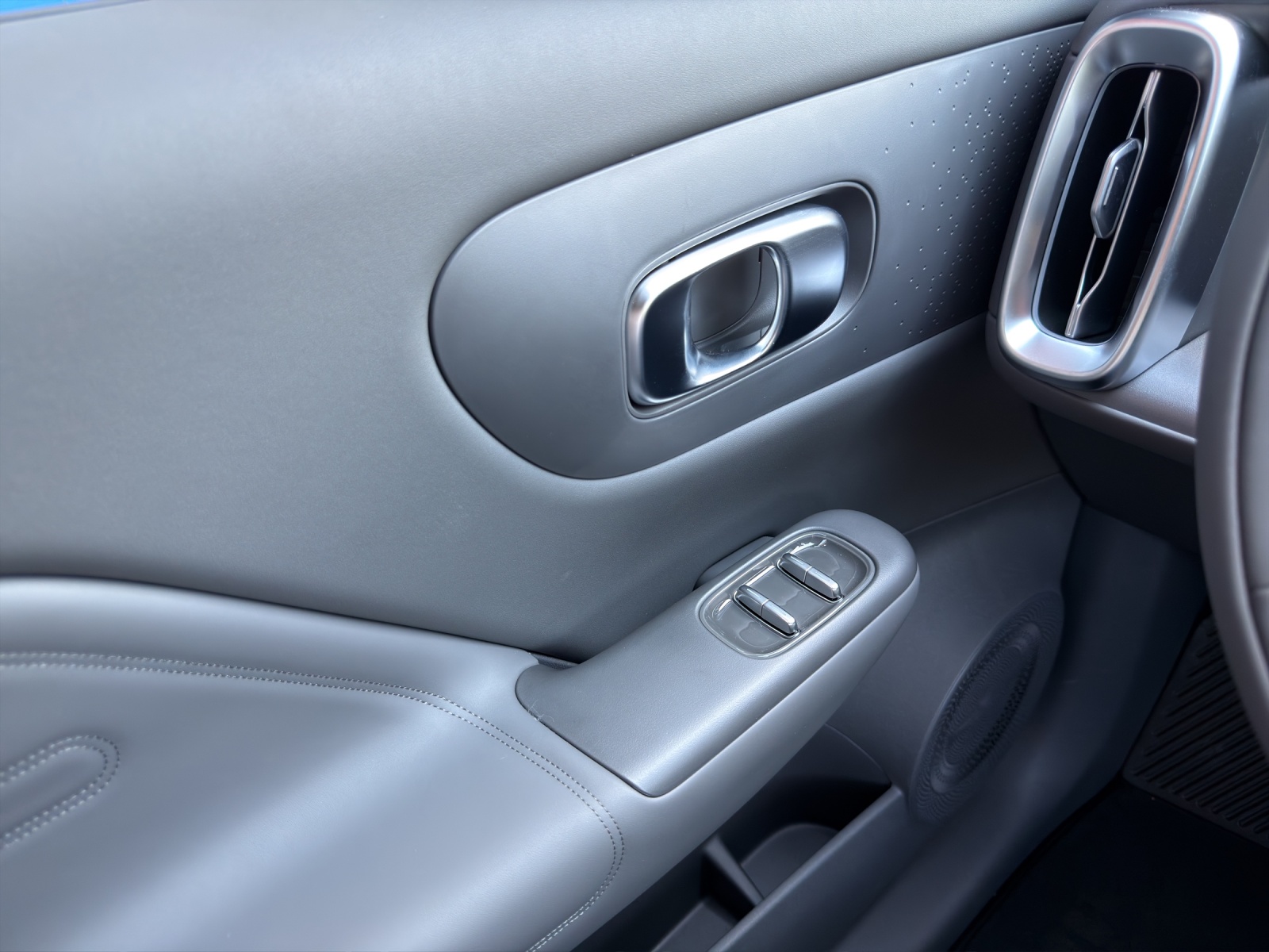 LEAPMOTOR B10 Hybrid EV-image-12