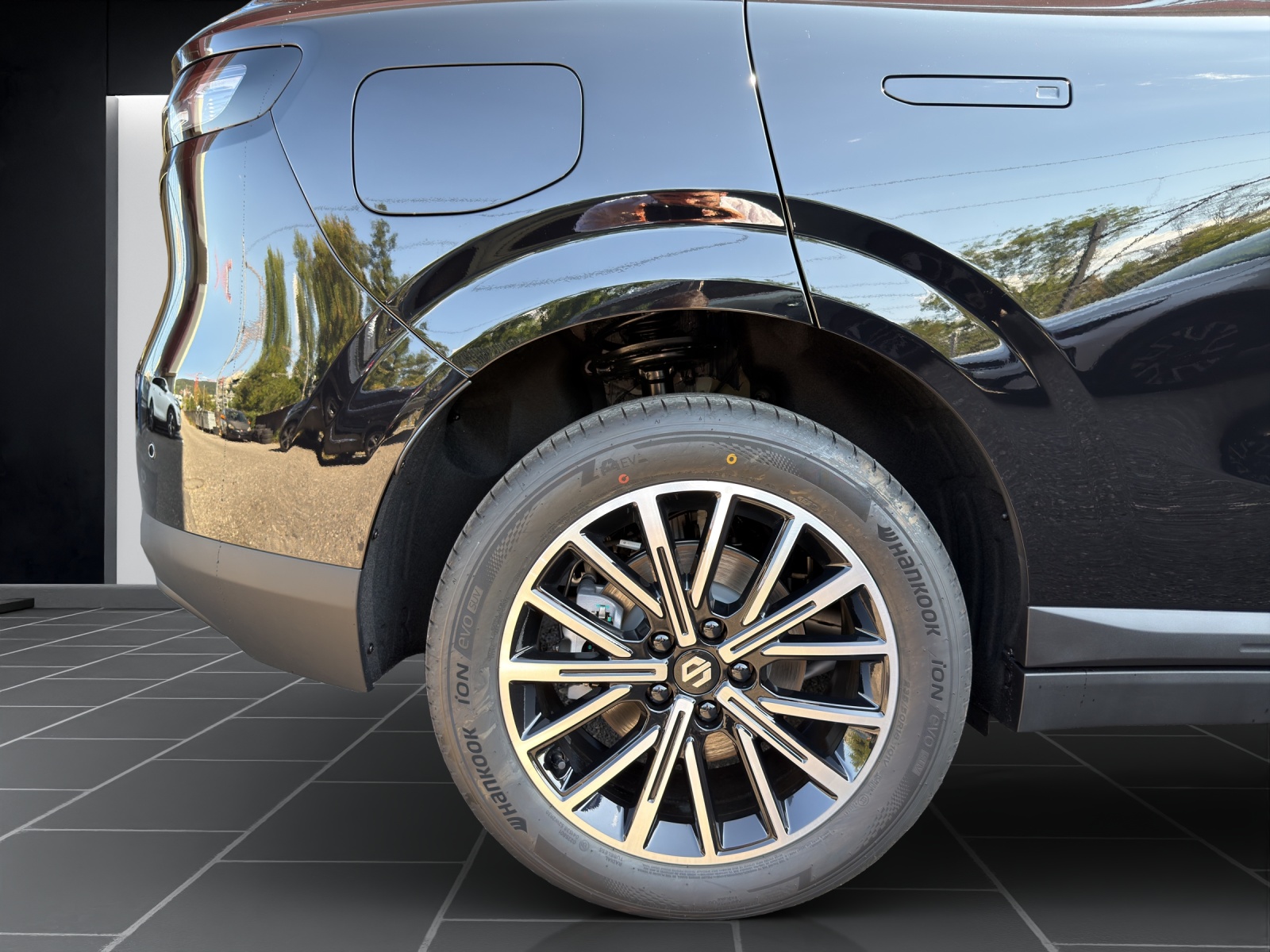 LEAPMOTOR B10 Hybrid EV-image-9