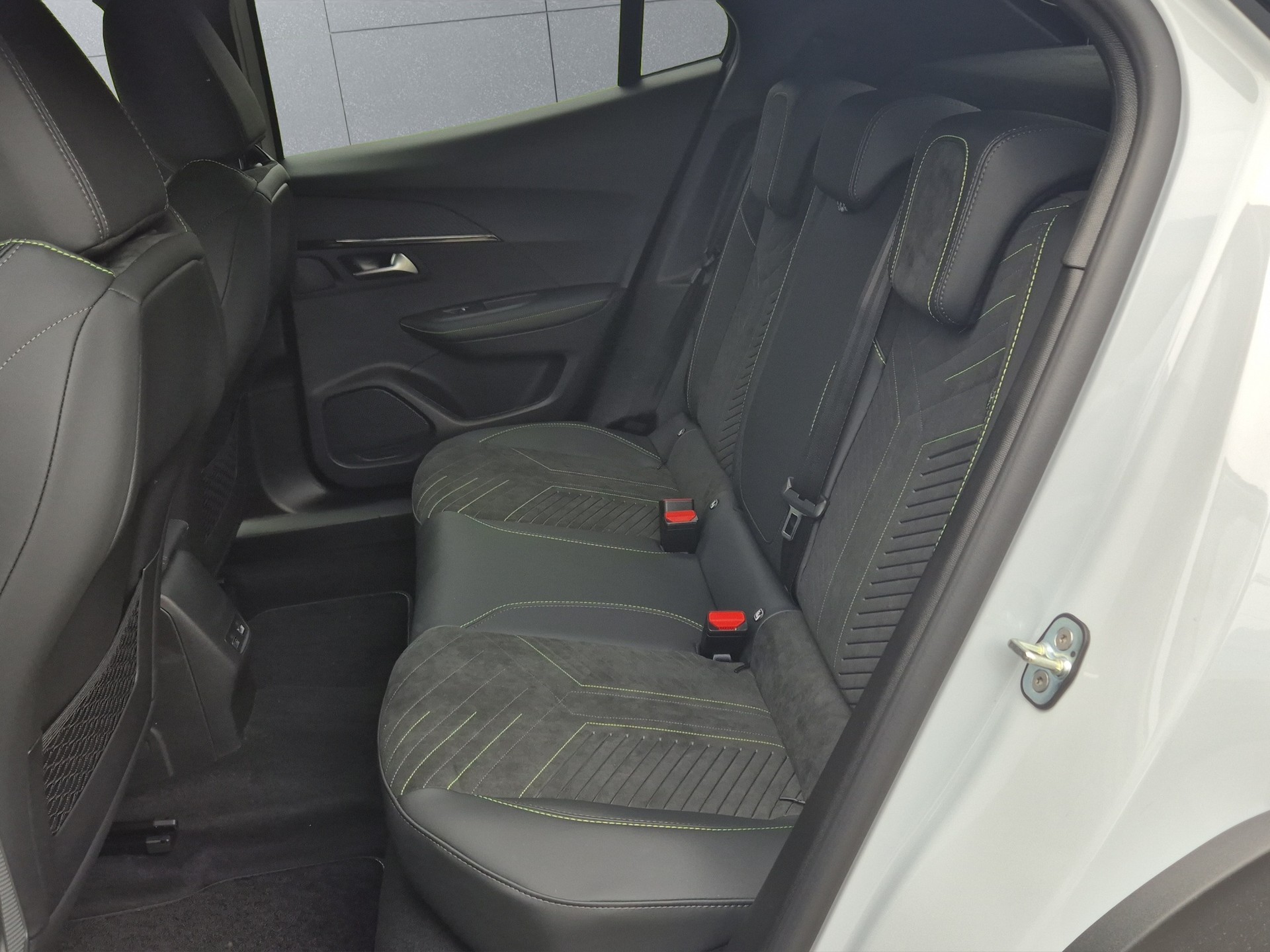 PEUGEOT 2008 1.2 Hybrid 145 GT Exclusive-image-11