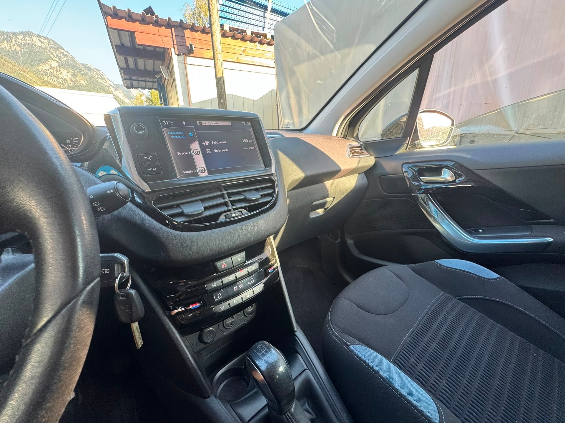 PEUGEOT 208 1.6 VTI Allure-image-10