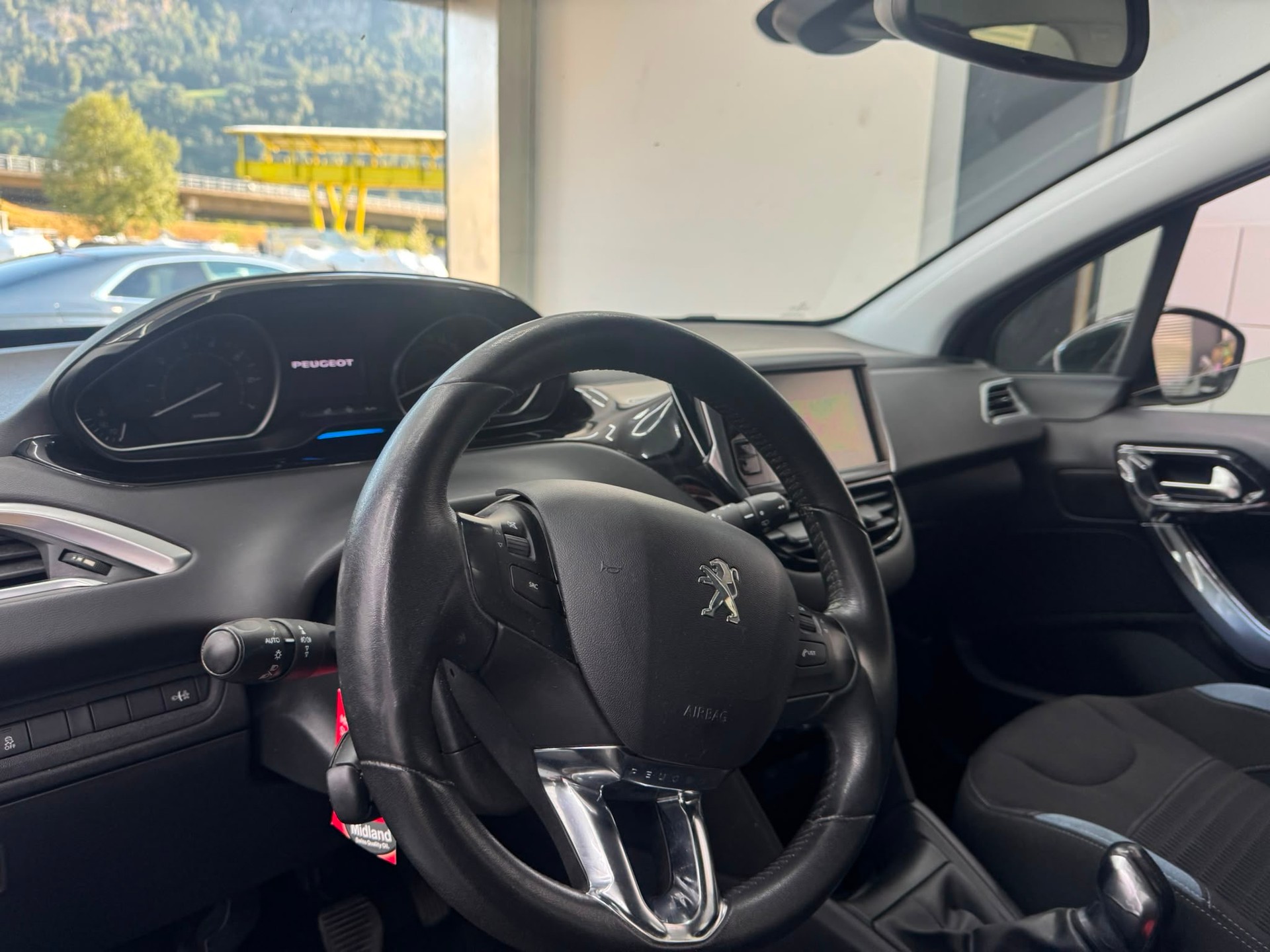 PEUGEOT 208 1.6 VTI Allure-image-12