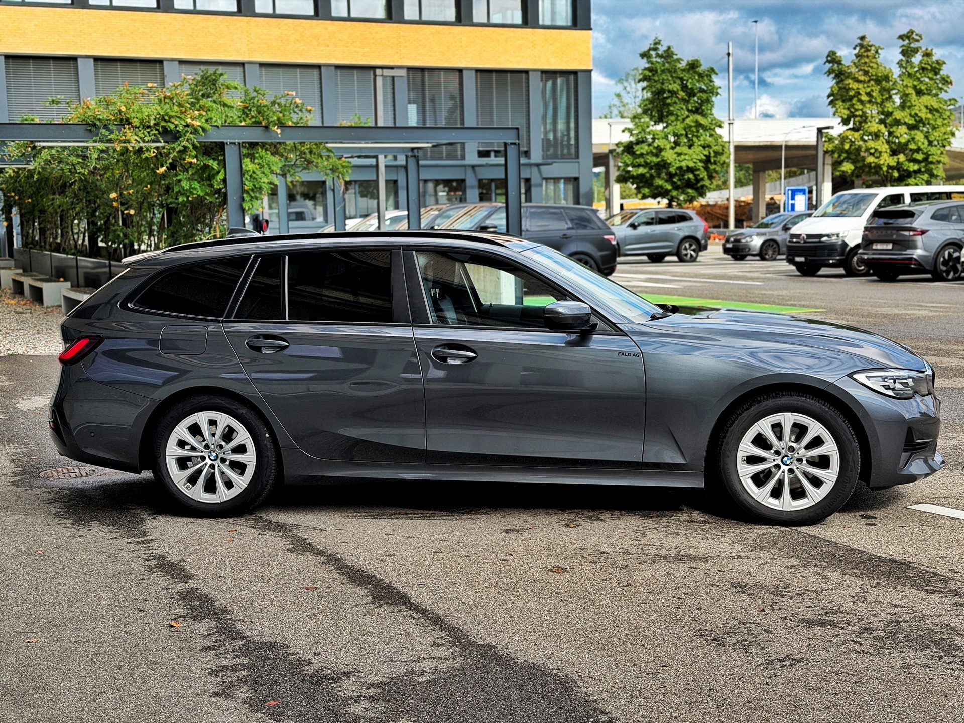 BMW 320d xDrive 48V Touring Steptronic-showroom-element-2