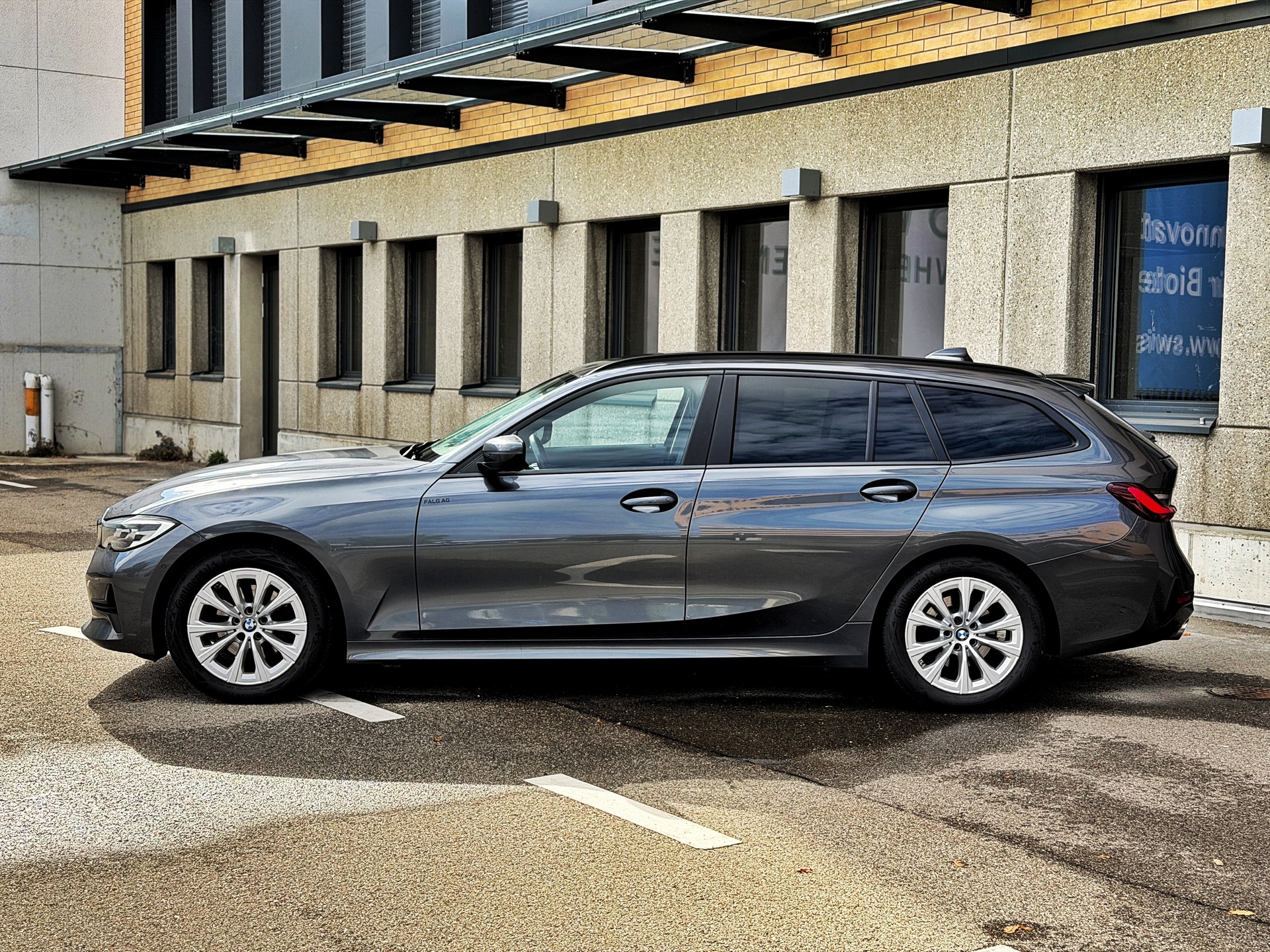 BMW 320d xDrive 48V Touring Steptronic-showroom-element-1