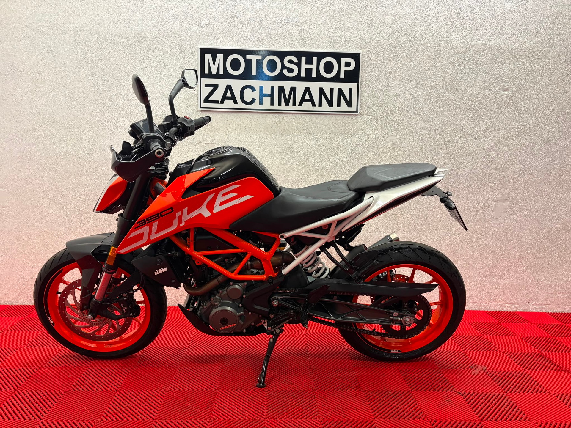 KTM 390 Duke-image-3