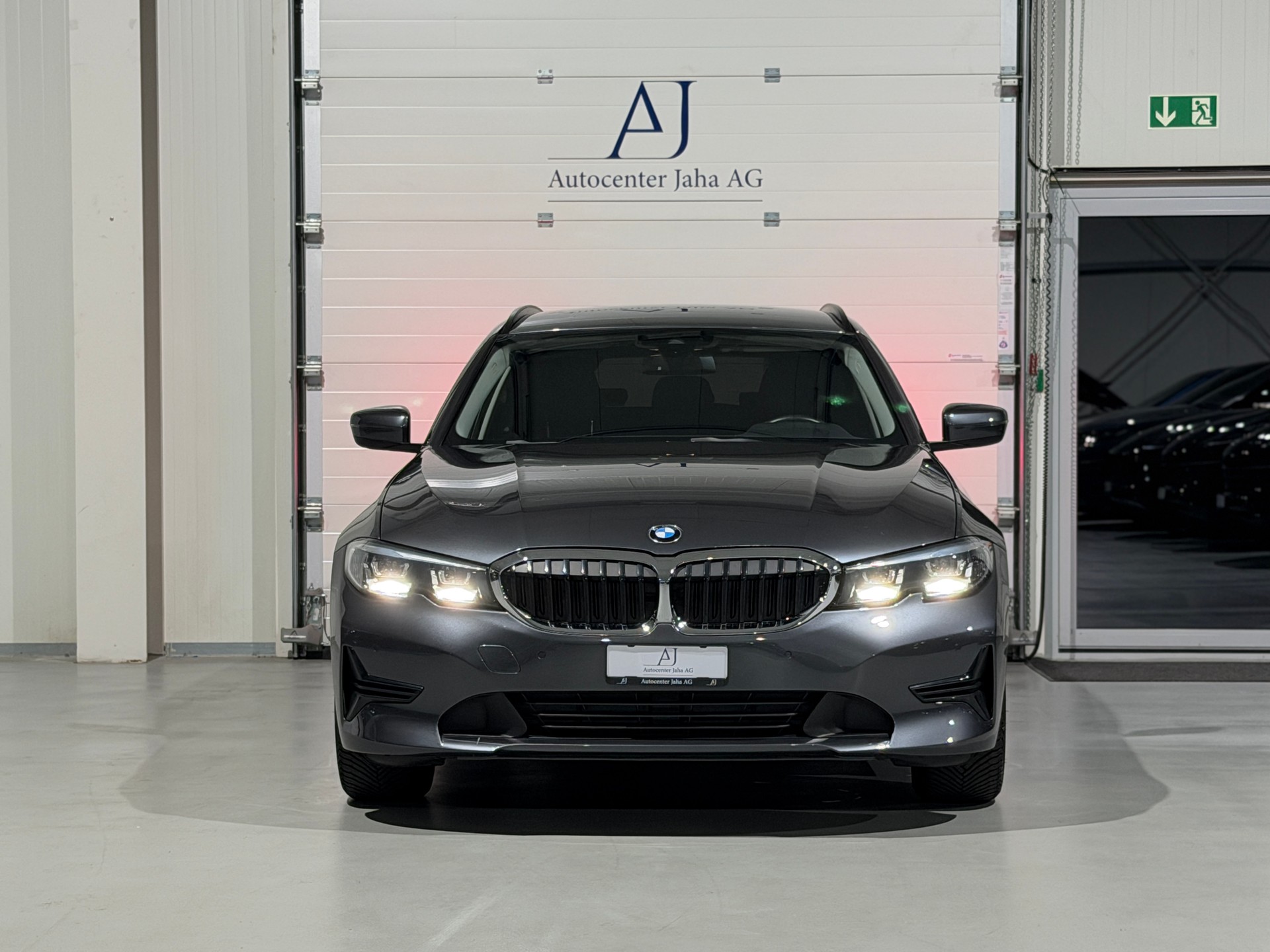 BMW 318d 48V Touring Steptronic (CH)-showroom-element-3