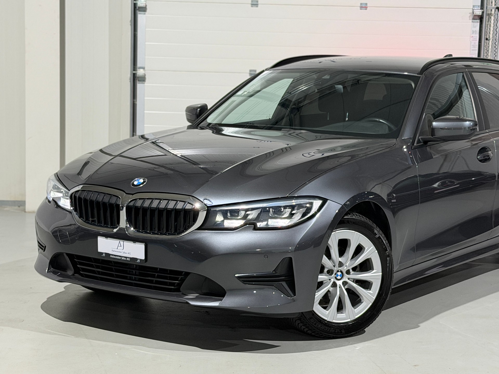 BMW 318d 48V Touring Steptronic (CH)-showroom-element-1