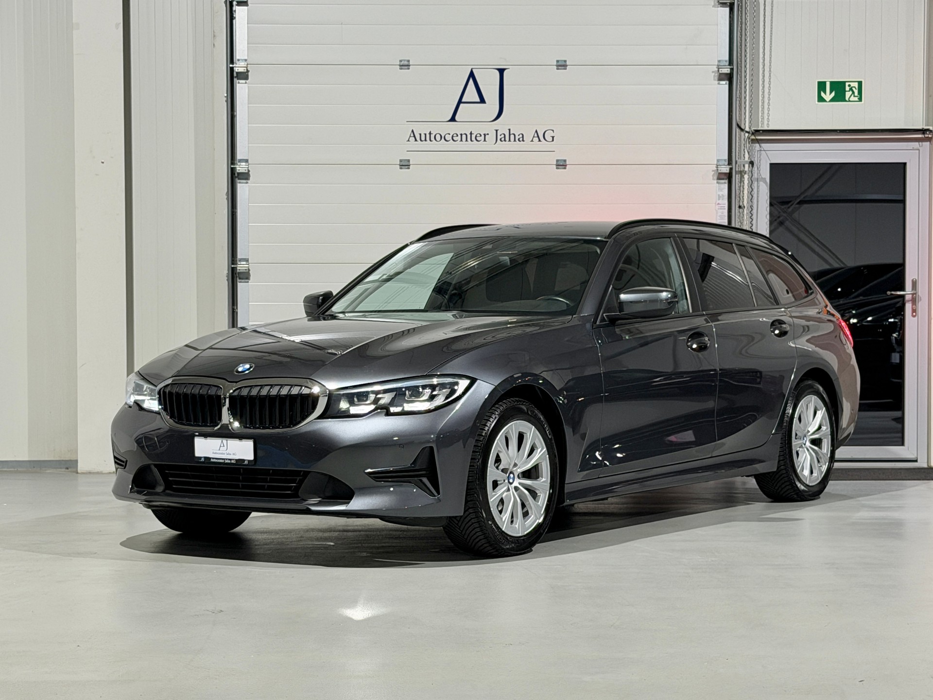 BMW 318d 48V Touring Steptronic (CH)-showroom-element-2