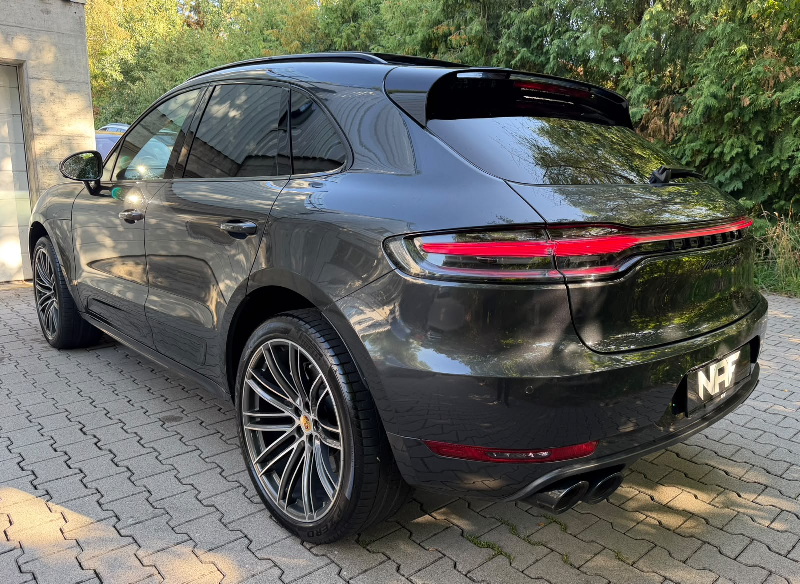 PORSCHE Macan Turbo PDK-showroom-element-2