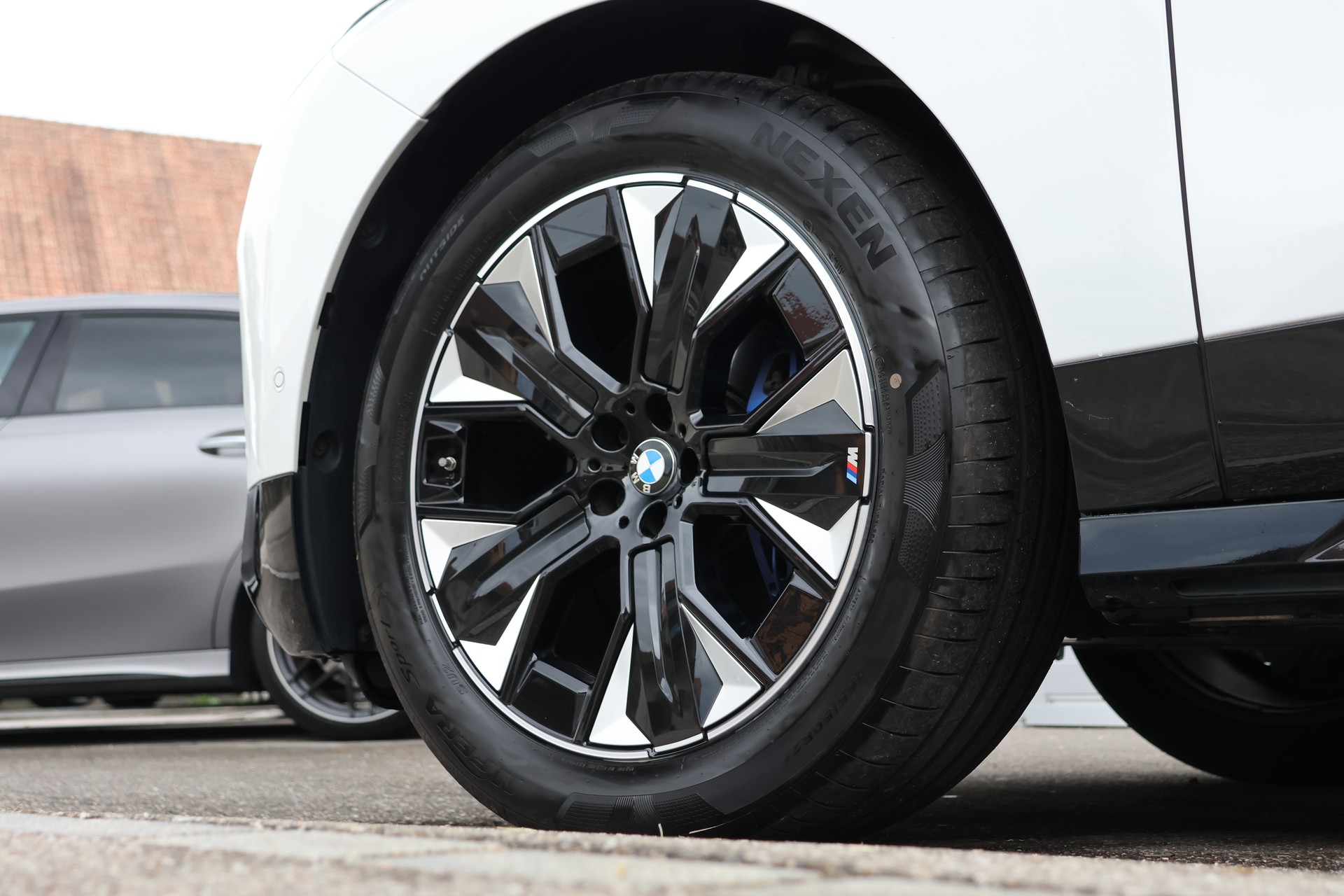 BMW iX xDrive40 (CH)-image-8