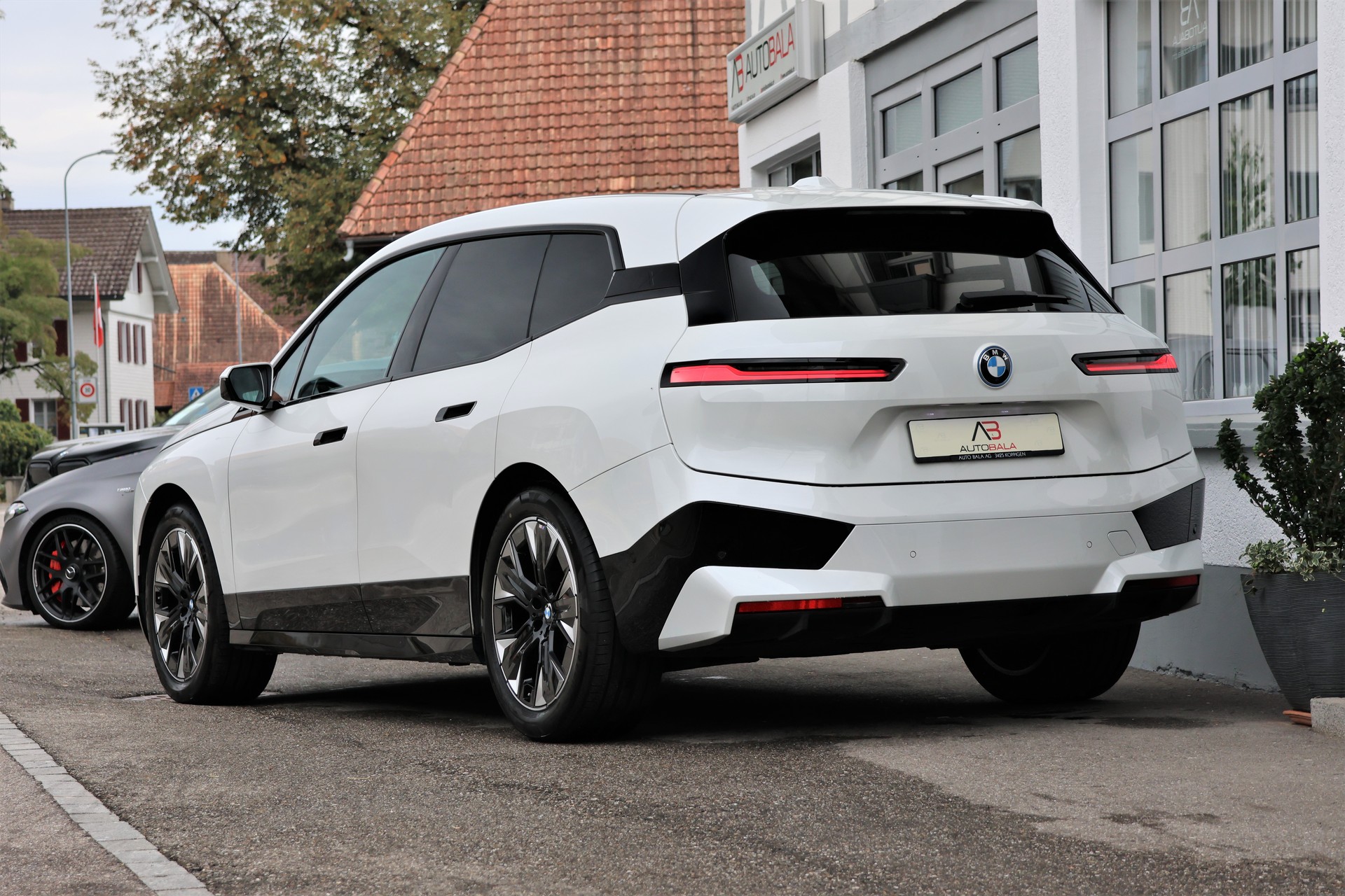 BMW iX xDrive40 (CH)-showroom-element-2