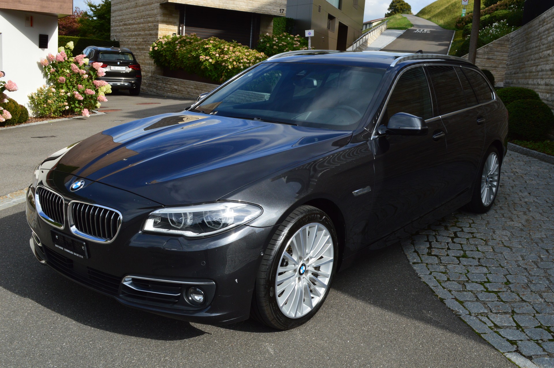 BMW 535d Touring xDrive Luxury Line Steptronic-image-2