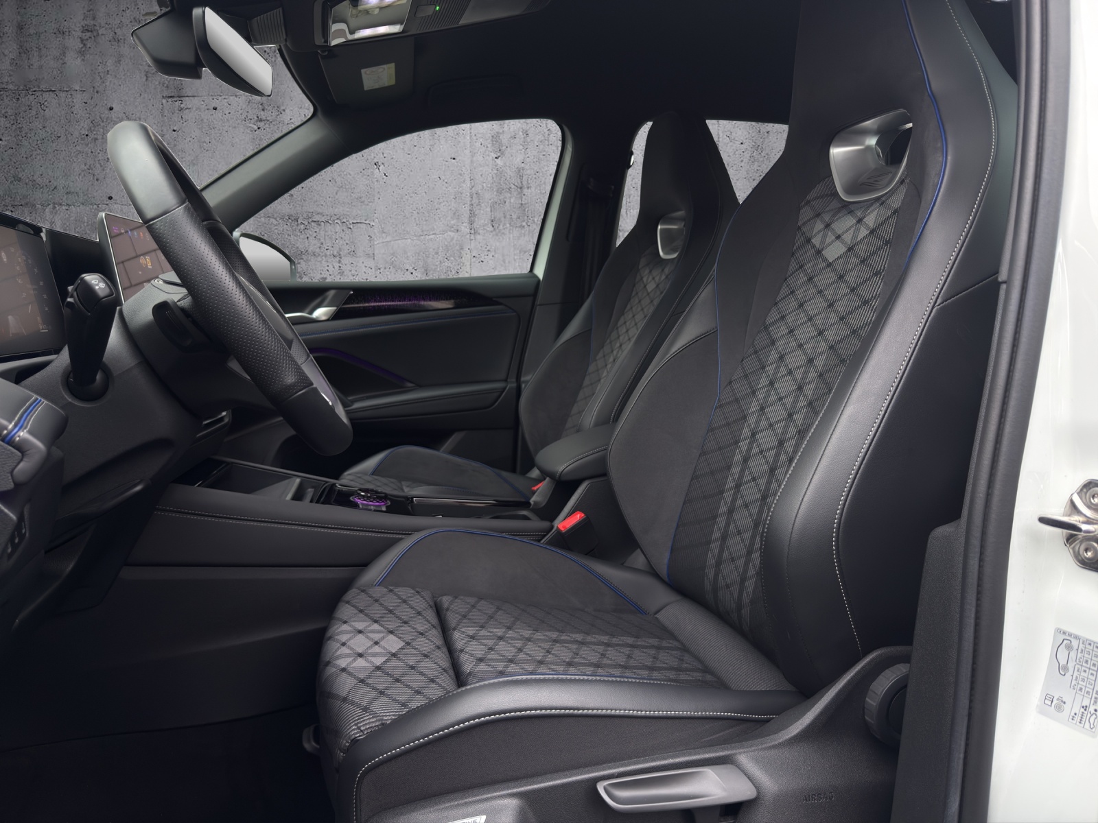 VW Tiguan 2.0 TDI SCR R-Line 4Motion DSG *CH-Fahrzeug*-image-4