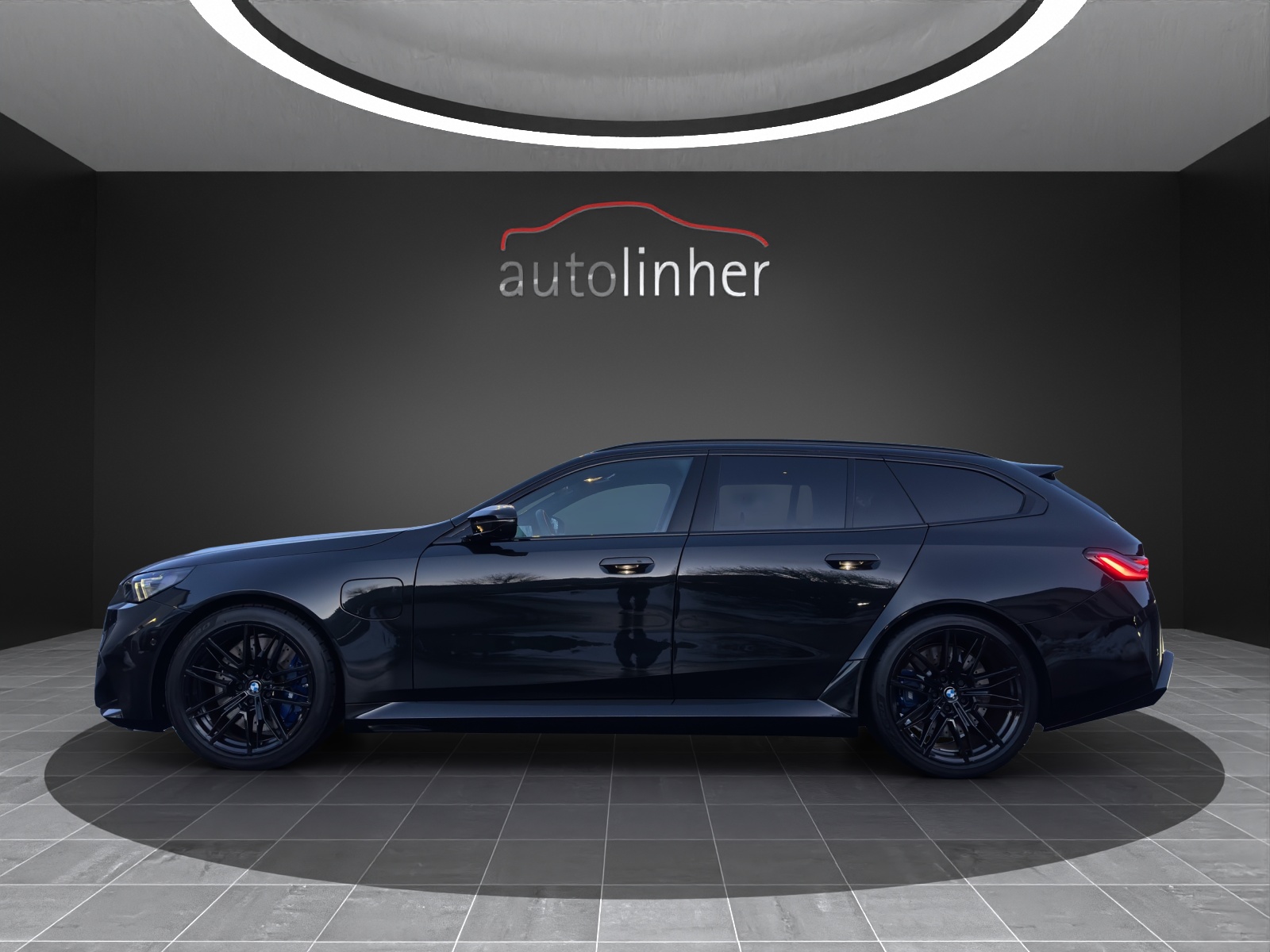 BMW M5 xDrive Touring-showroom-element-1