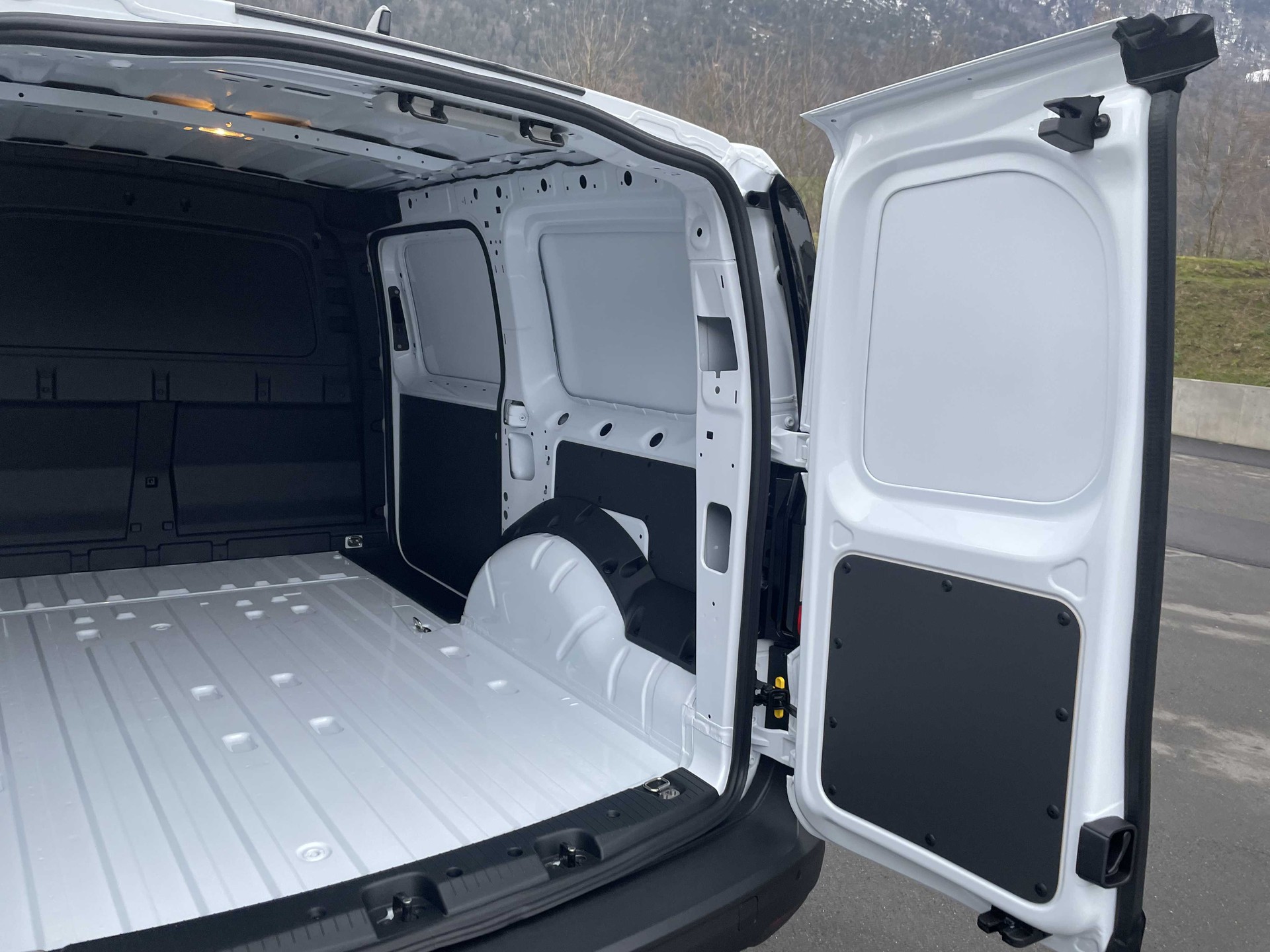 FORD Grand Transit Connect Kastenwagen 2.0 EcoBlue 122PS Trend 4x4-image-25
