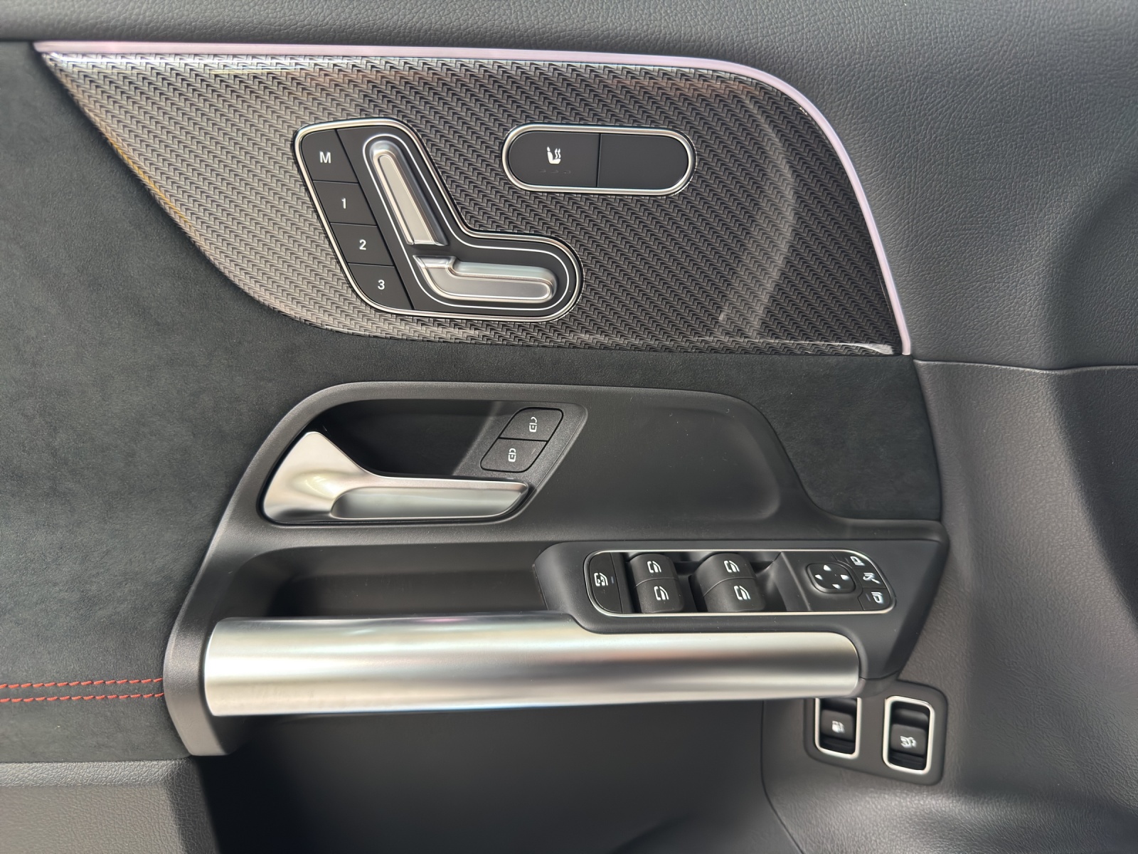 MERCEDES-BENZ GLA 250 e AMG Line EQ Hybrid Technology-image-14