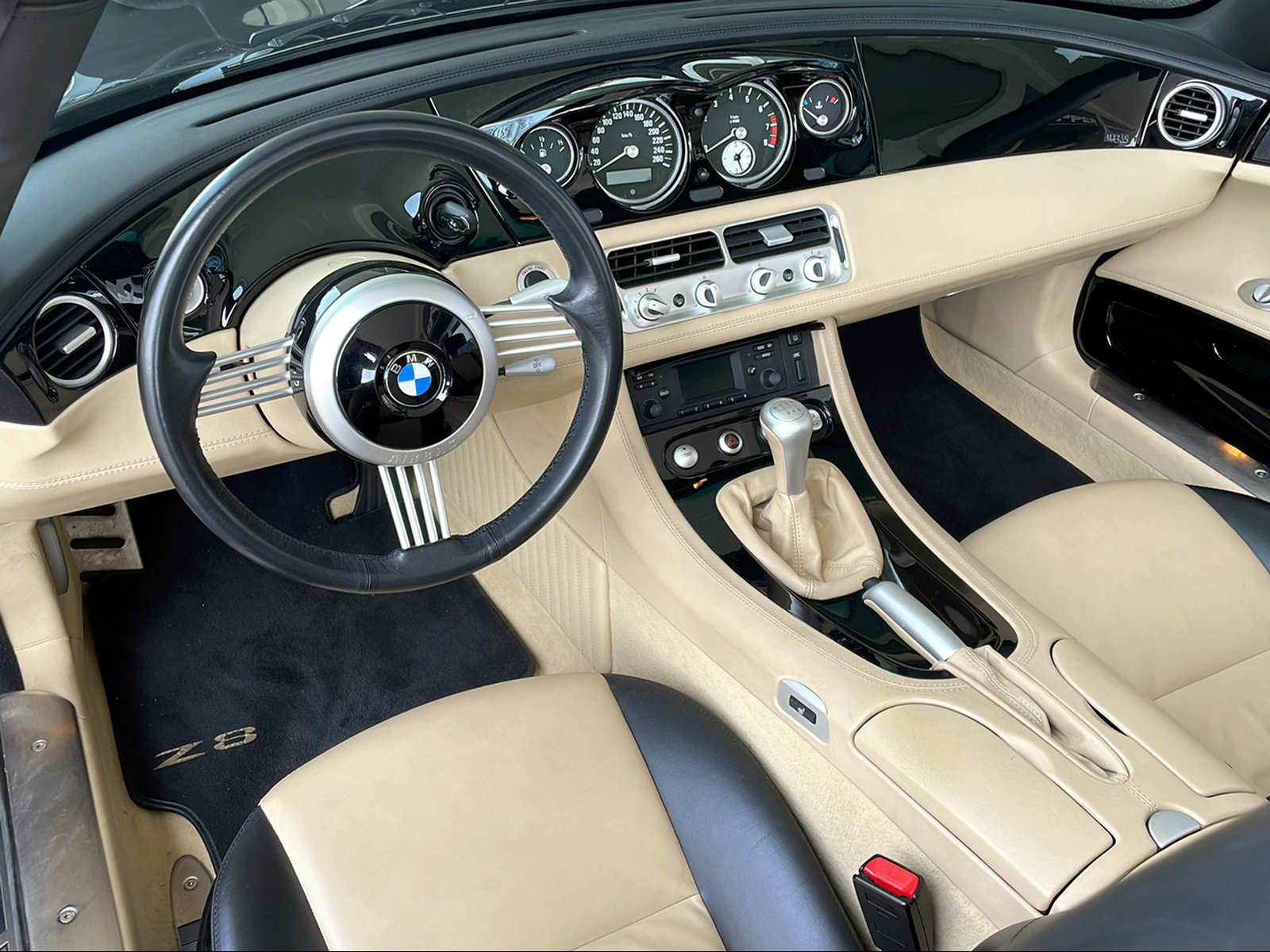 BMW Z8 Roadster-showroom-element-3