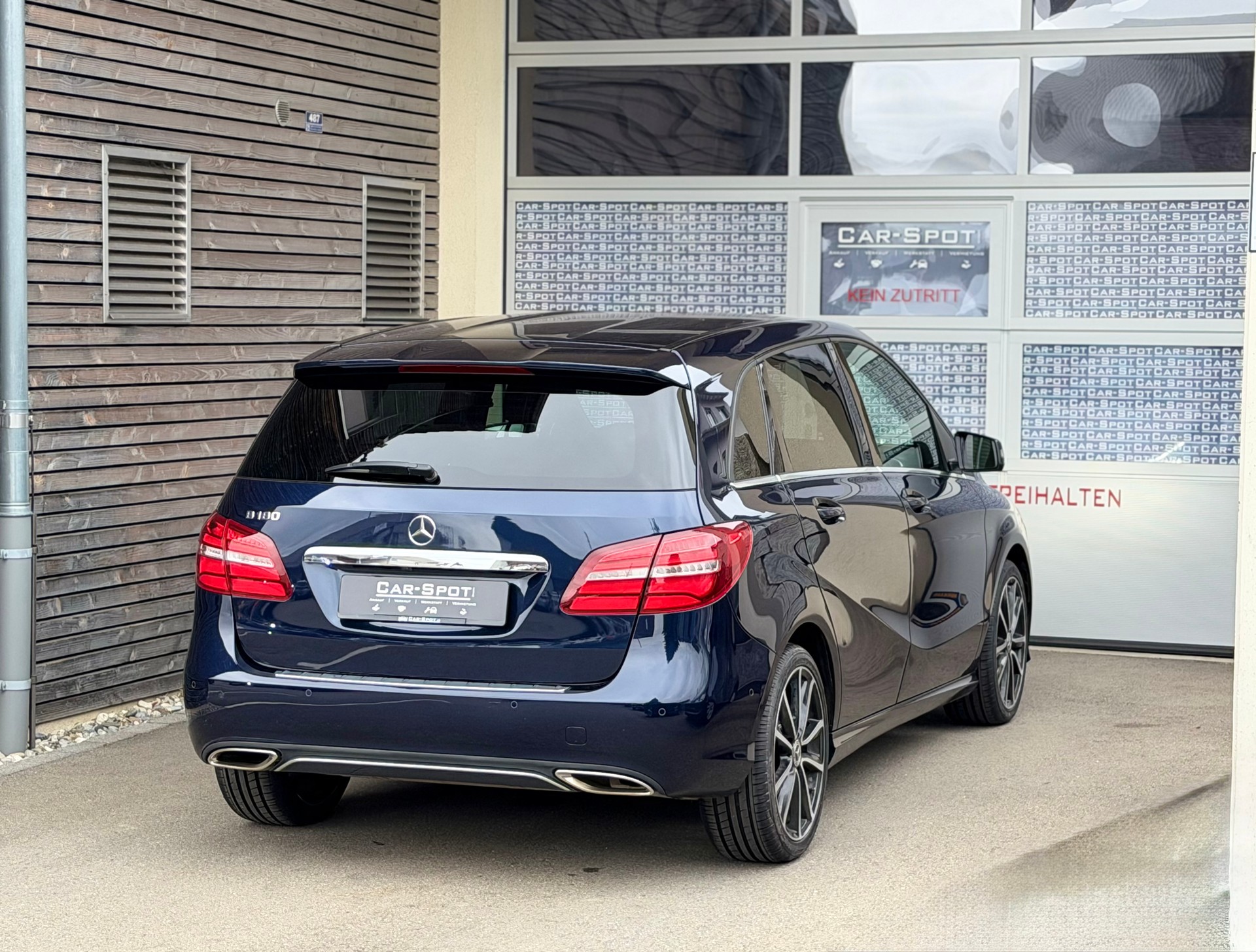 MERCEDES-BENZ B 180 Urban 7G-DCT-showroom-element-3