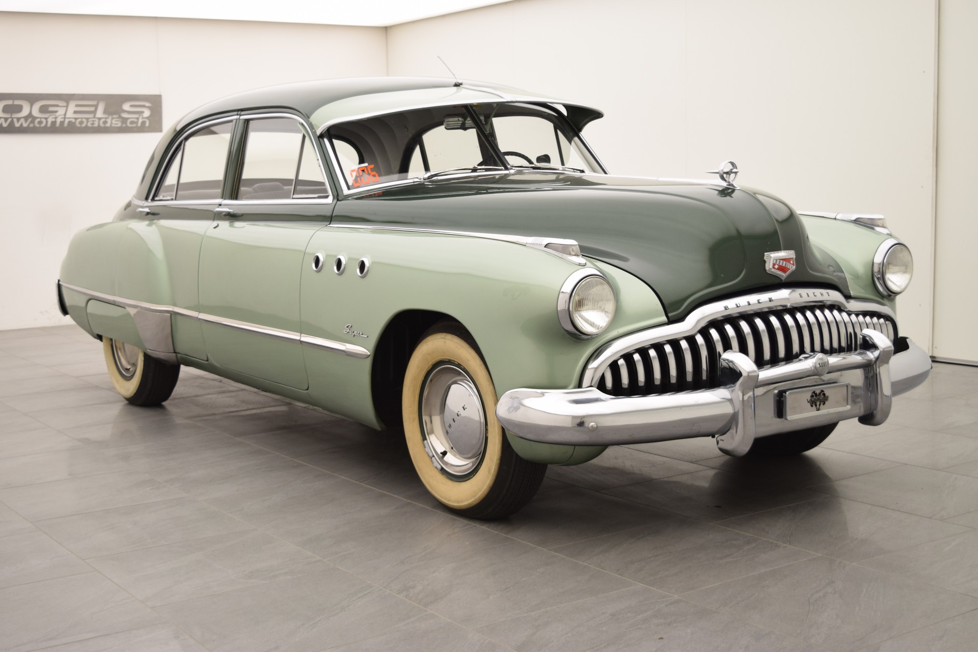 BUICK Super Eight 4 Door Sedan-showroom-element-2