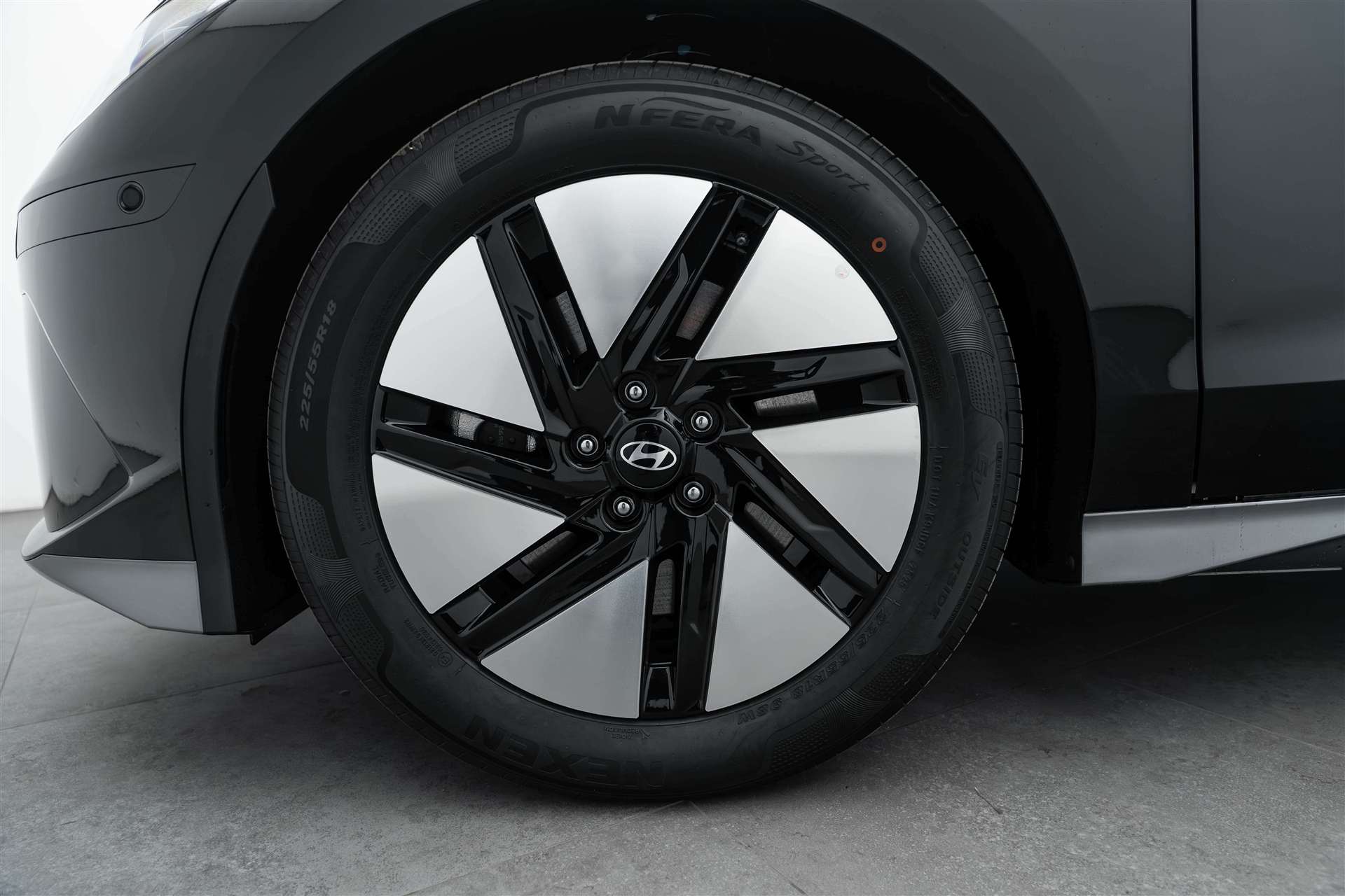 HYUNDAI Ioniq 6 77kWh Plus Line 325PS 4WD Automat-image-5