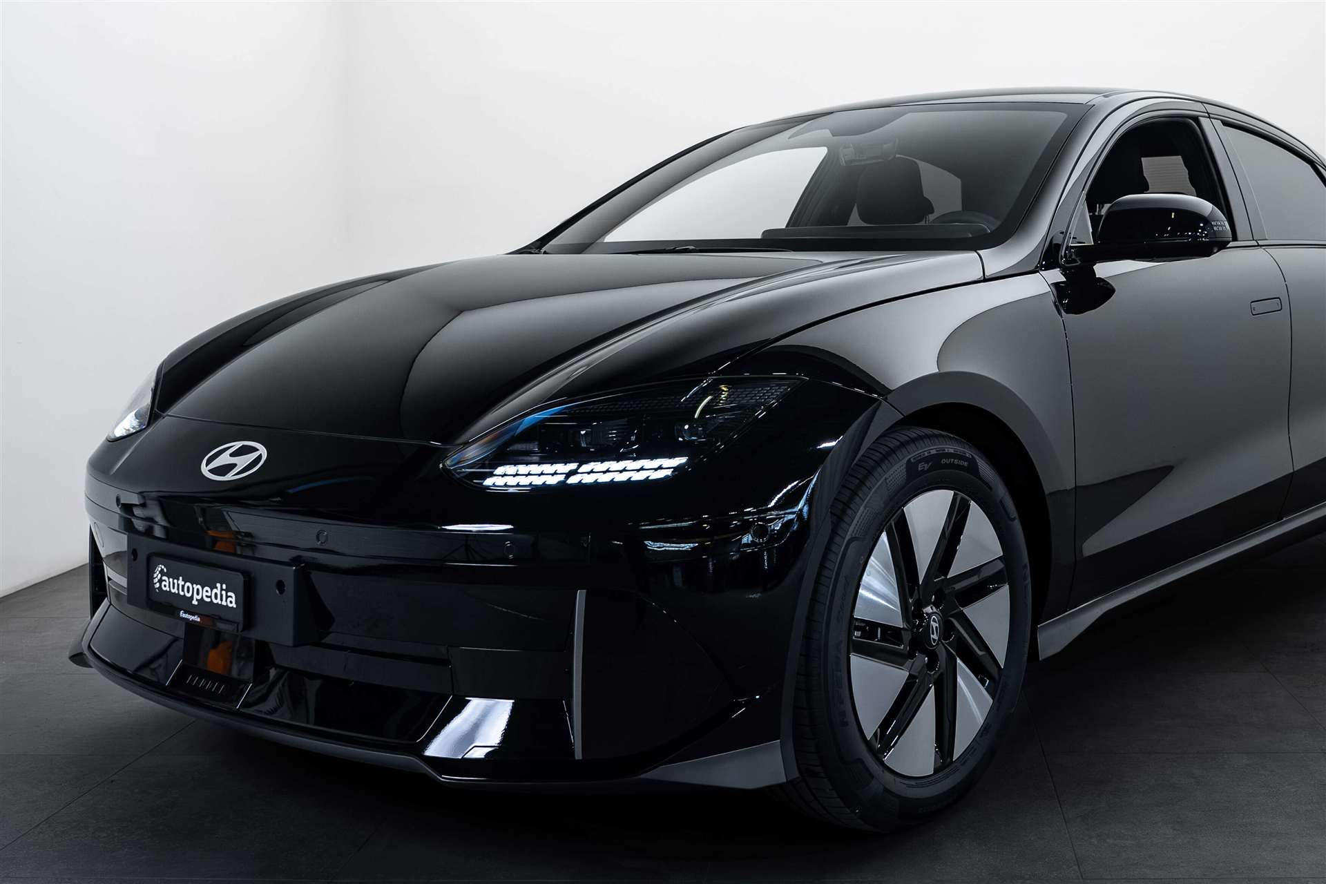 HYUNDAI Ioniq 6 77kWh Plus Line 325PS 4WD Automat-showroom-element-1