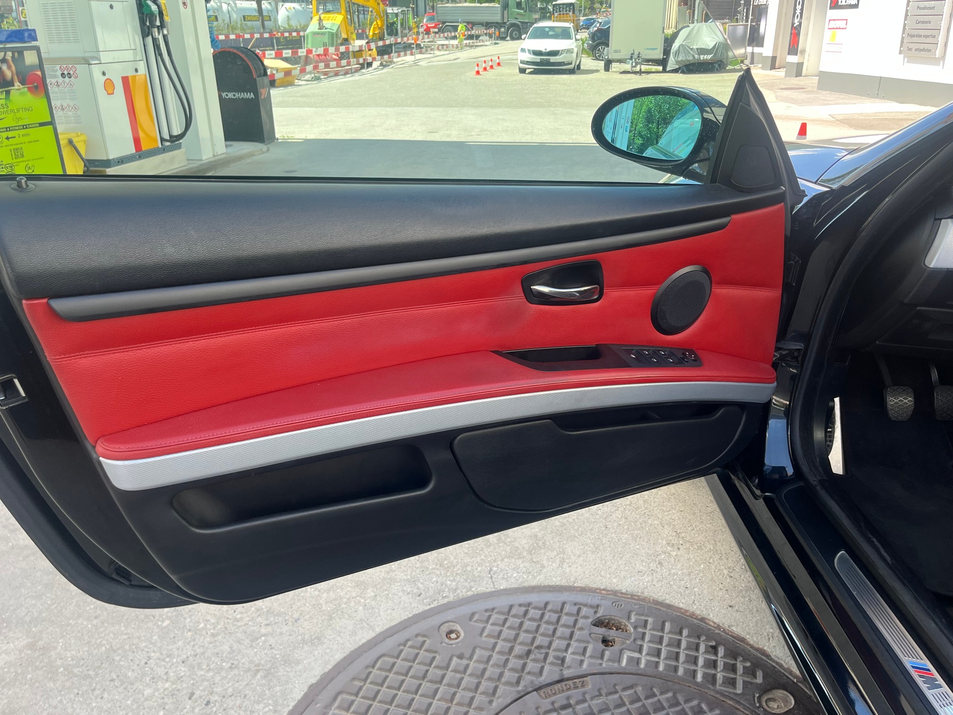 BMW 330i Cabriolet-image-10
