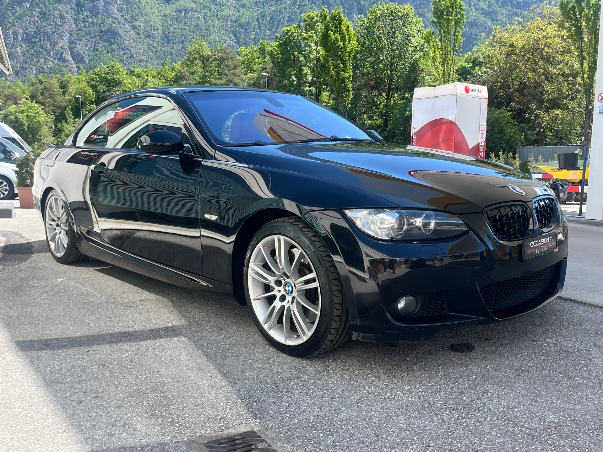BMW 330i Cabriolet-showroom-element-1