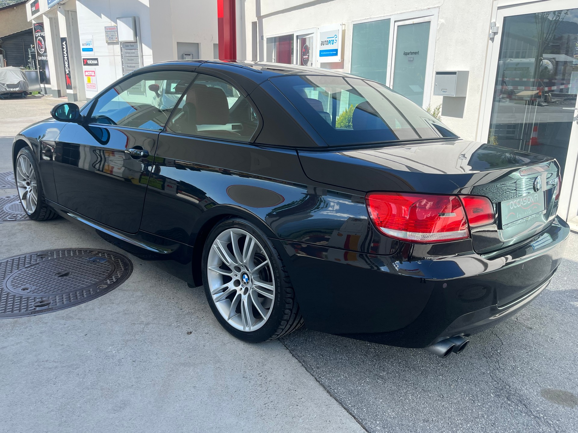 BMW 330i Cabriolet-showroom-element-2