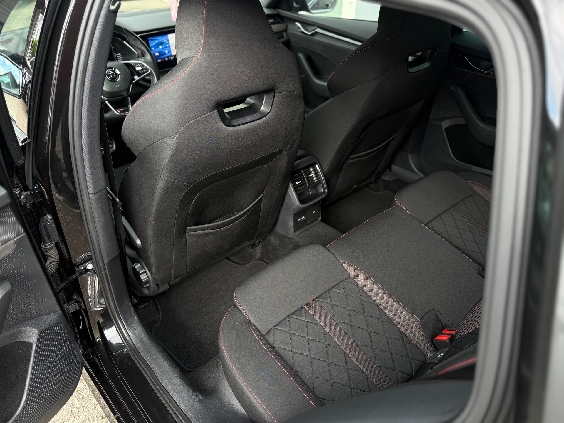 SKODA Octavia Combi 2.0 TDI DSG RS 4x4 °° 5 Jahre / 100'000 KM Skoda Garantie °°-image-13
