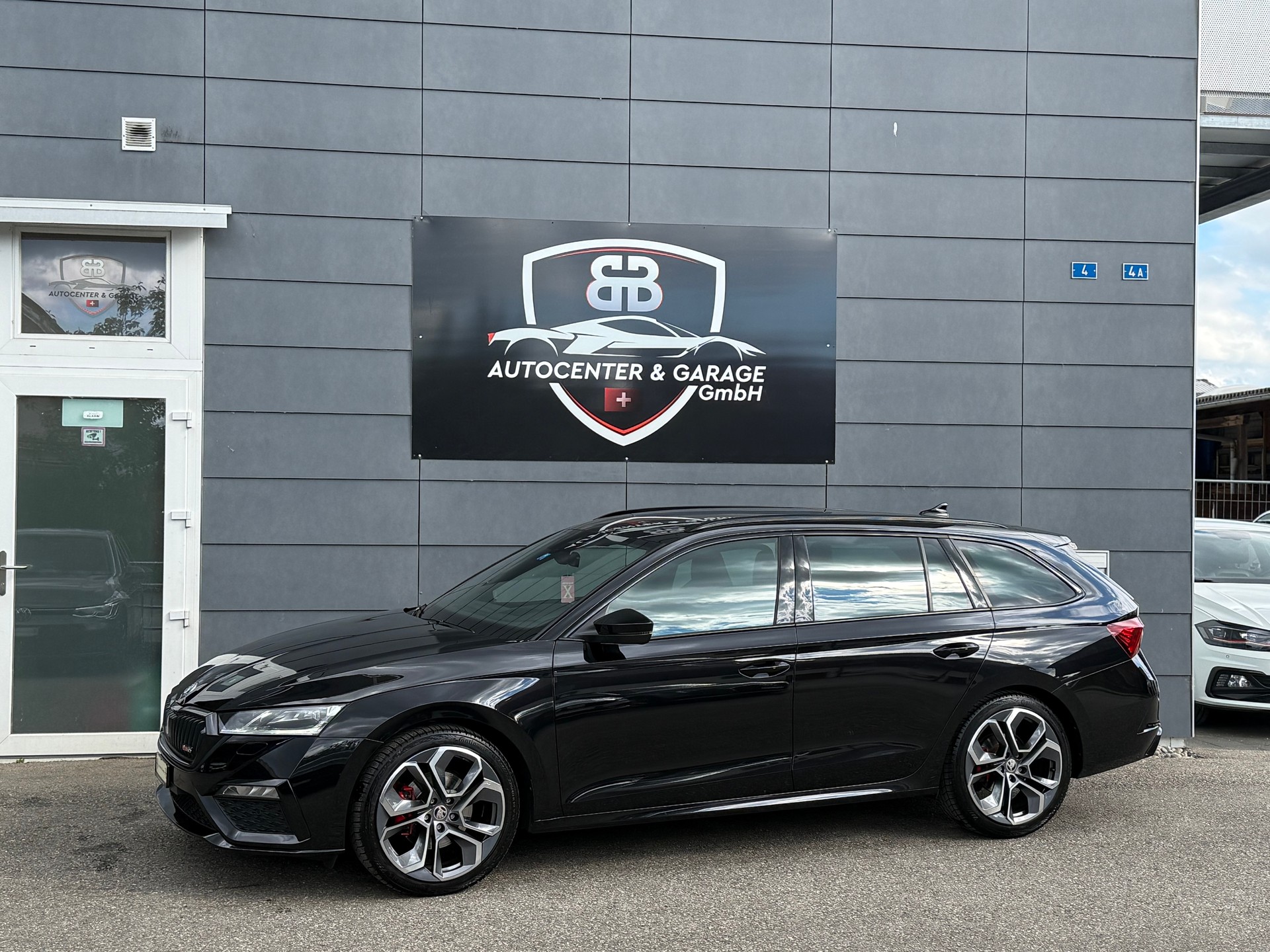 SKODA Octavia Combi 2.0 TDI DSG RS 4x4 °° 5 Jahre / 100'000 KM Skoda Garantie °°-showroom-element-2