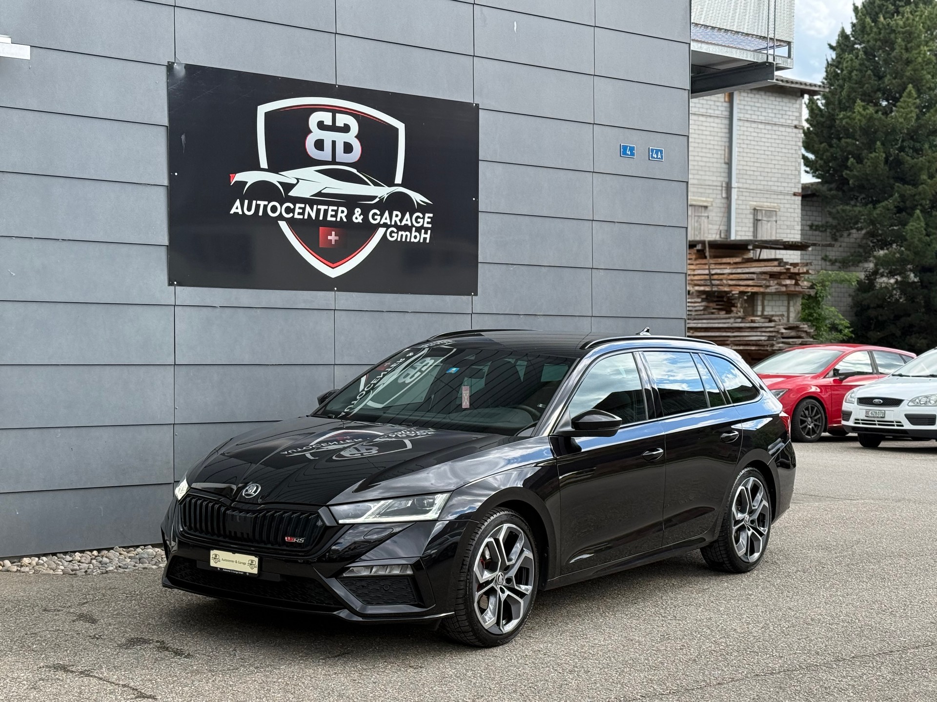 SKODA Octavia Combi 2.0 TDI DSG RS 4x4 °° 5 Jahre / 100'000 KM Skoda Garantie °°-showroom-element-1