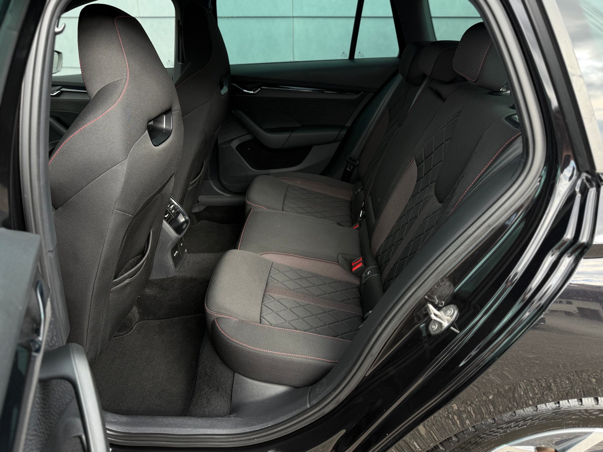 SKODA Octavia Combi 2.0 TDI DSG RS 4x4 °° 5 Jahre / 100'000 KM Skoda Garantie °°-image-12