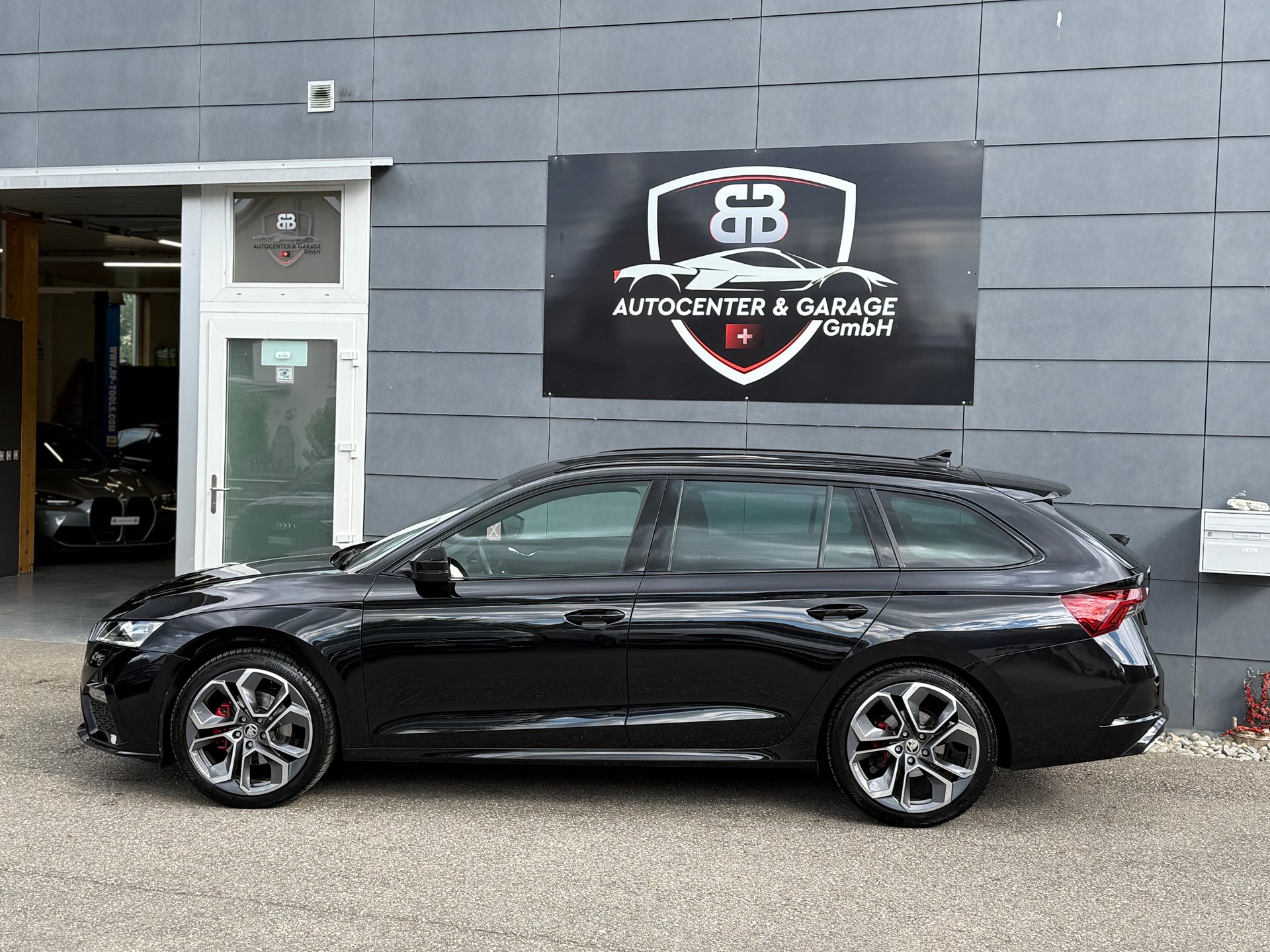 SKODA Octavia Combi 2.0 TDI DSG RS 4x4 °° 5 Jahre / 100'000 KM Skoda Garantie °°-showroom-element-3