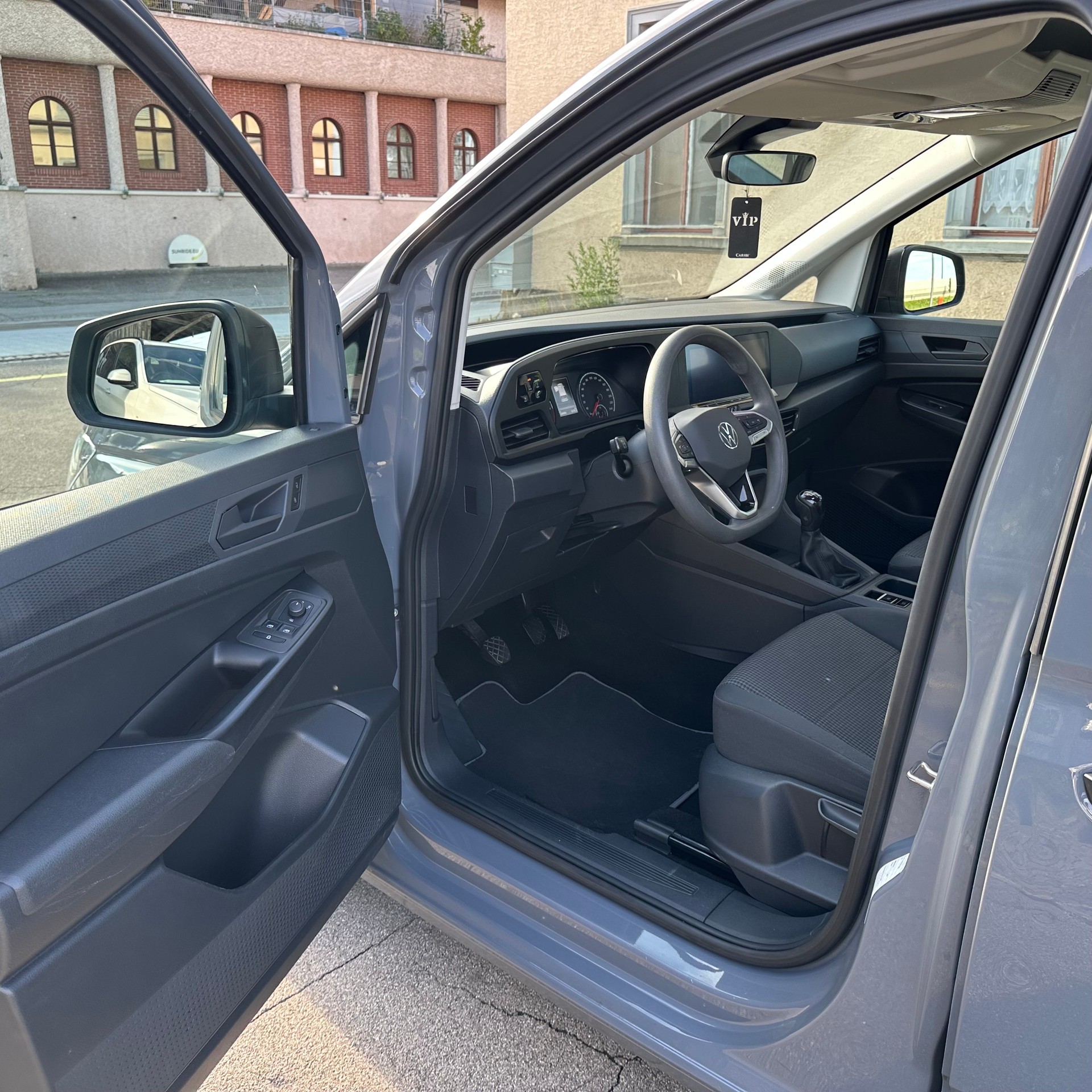VW Caddy 2.0 TDI-image-8