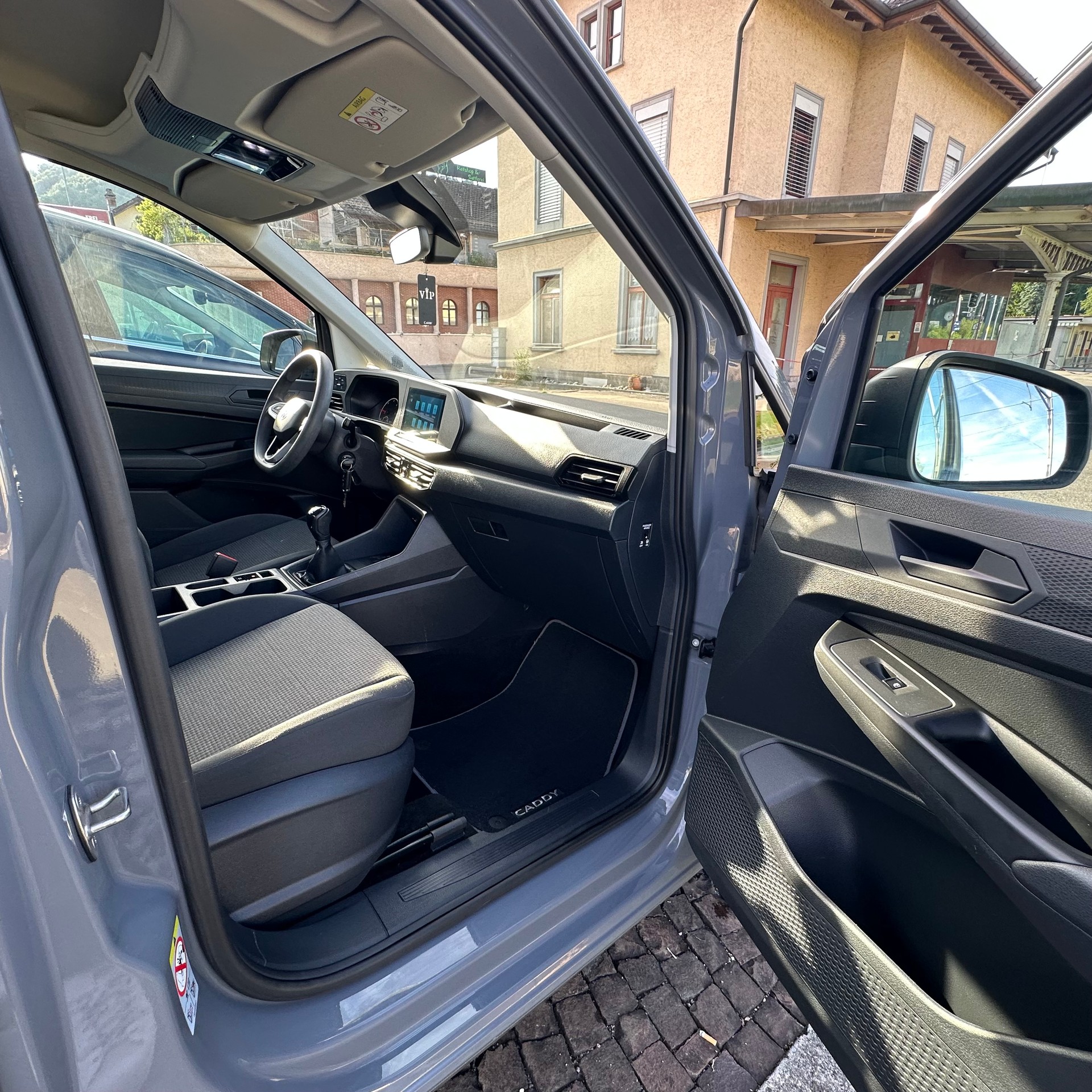 VW Caddy 2.0 TDI-image-12