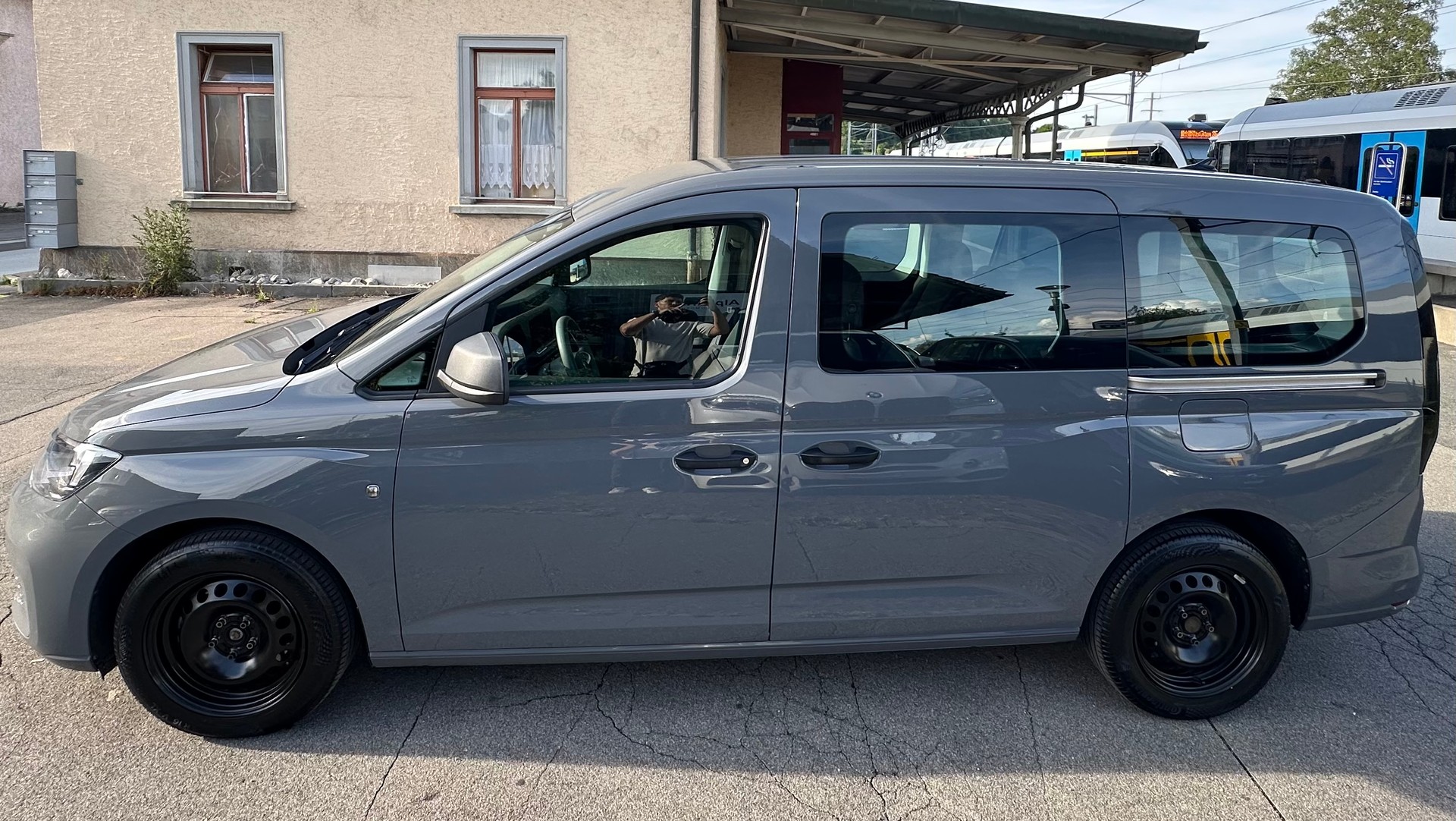 VW Caddy 2.0 TDI-image-5