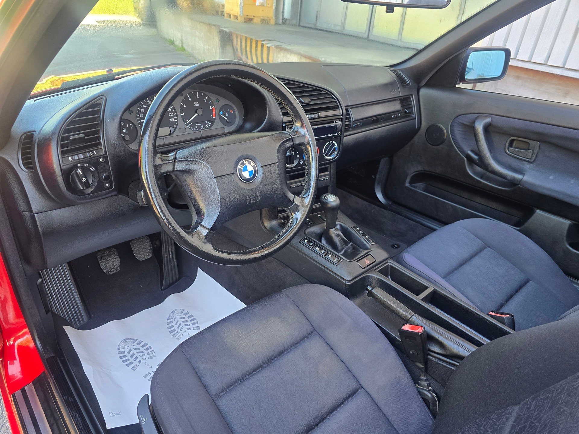 BMW 318i Cabrio-image-17