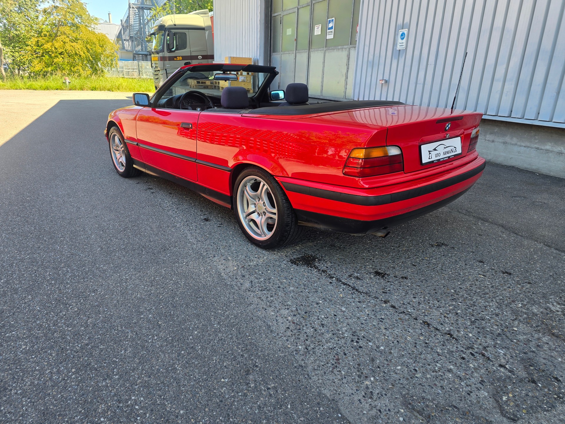 BMW 318i Cabrio-image-11