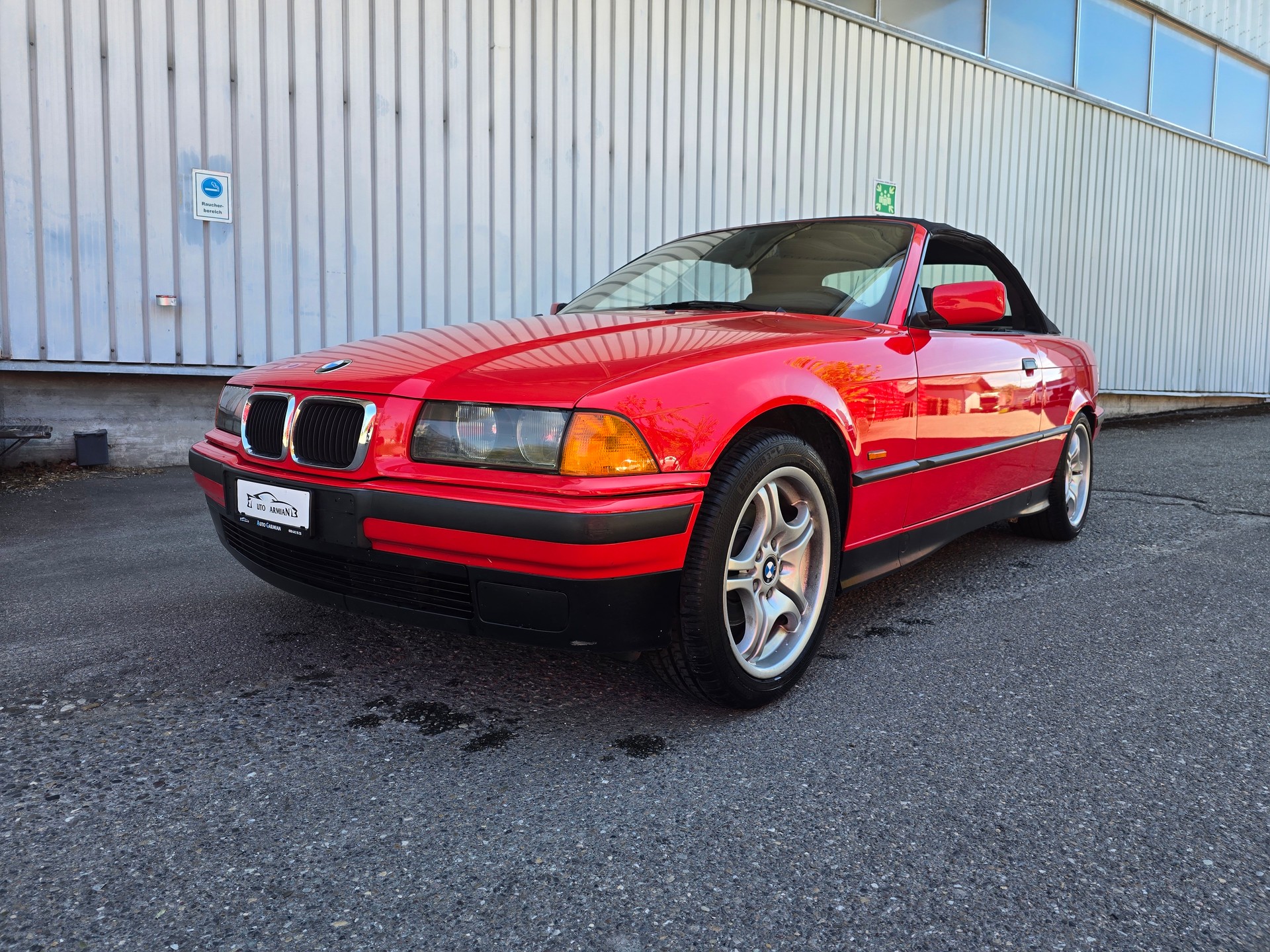BMW 318i Cabrio-showroom-element-2