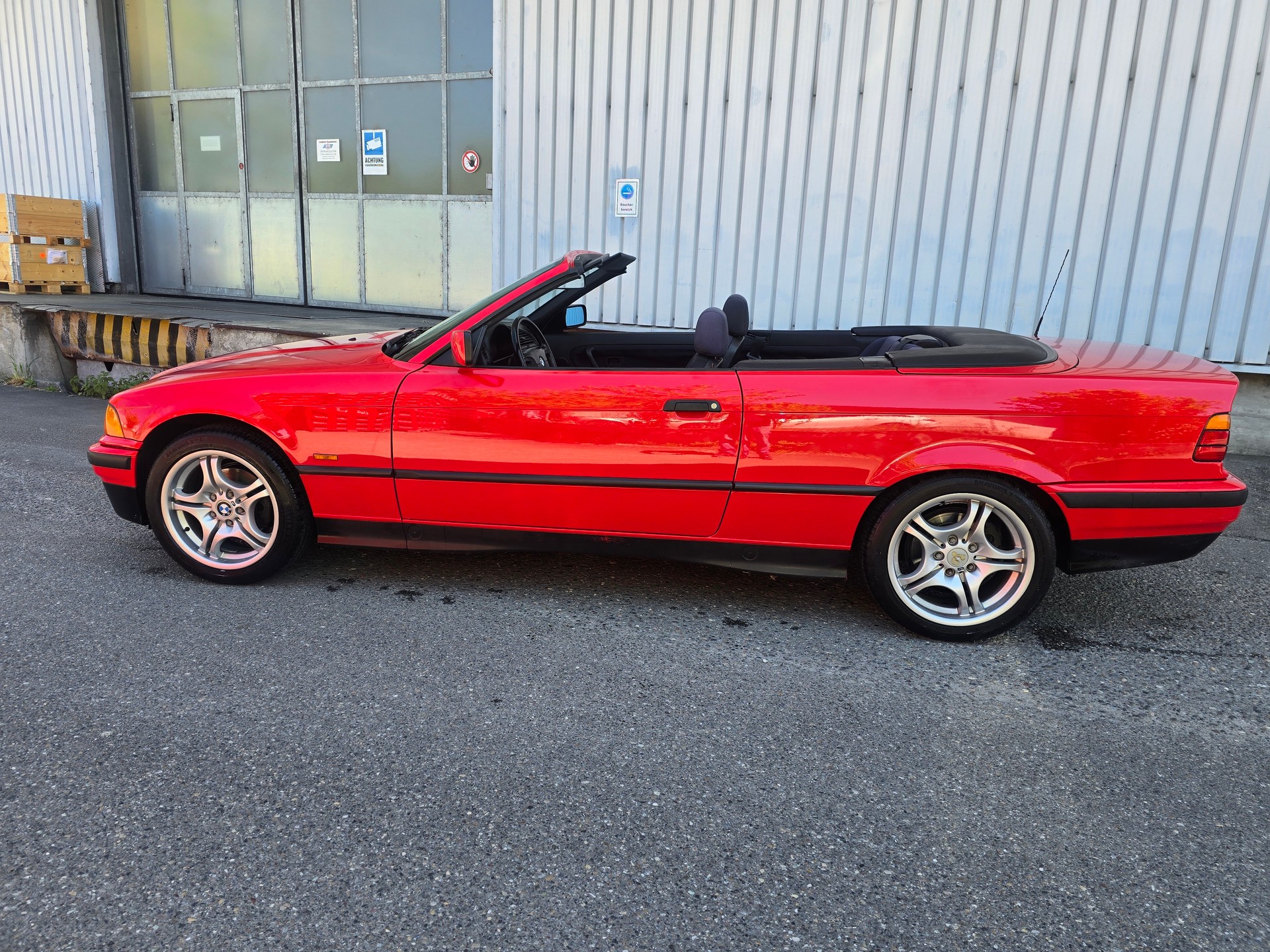 BMW 318i Cabrio-image-13