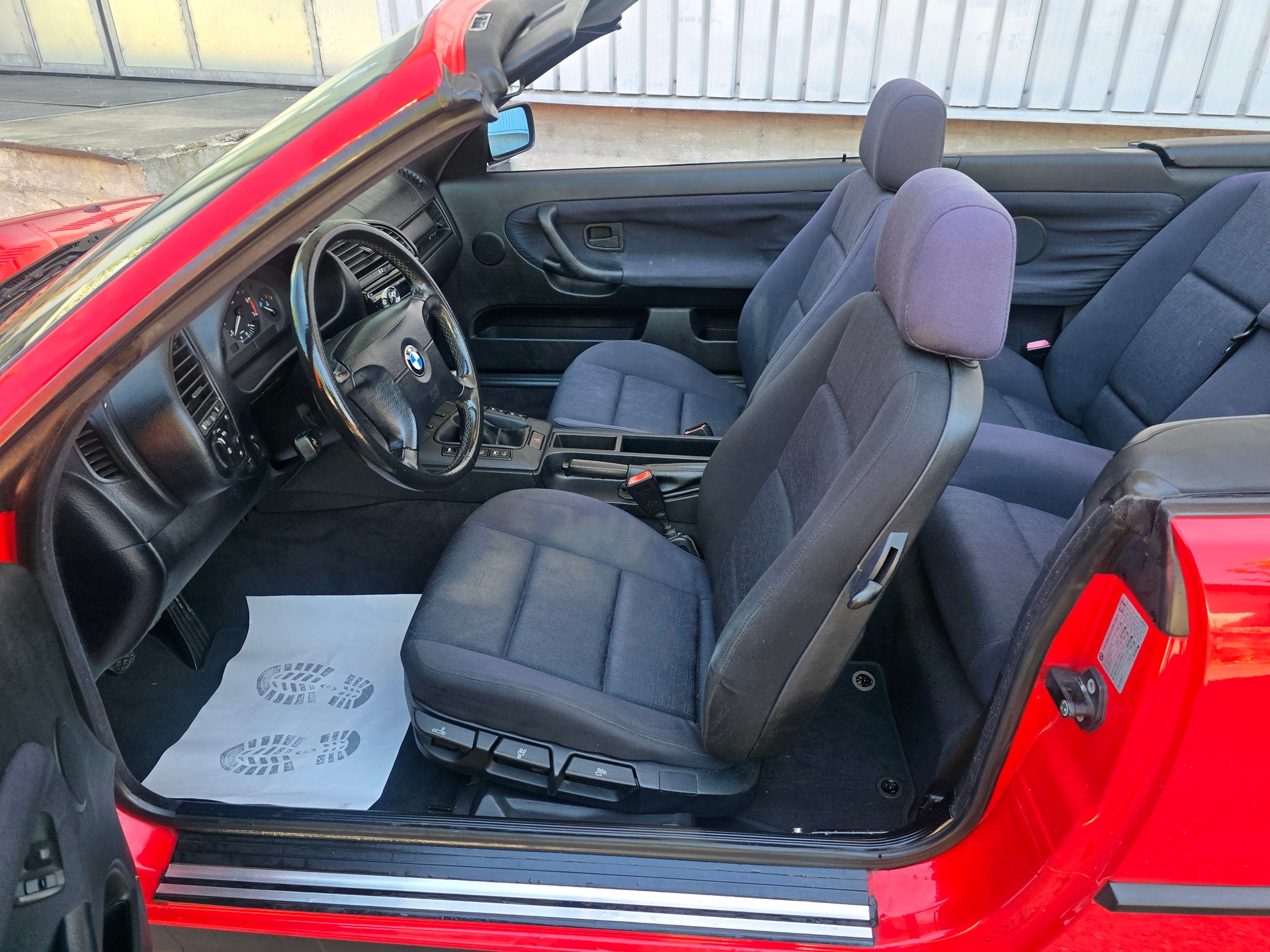 BMW 318i Cabrio-image-16